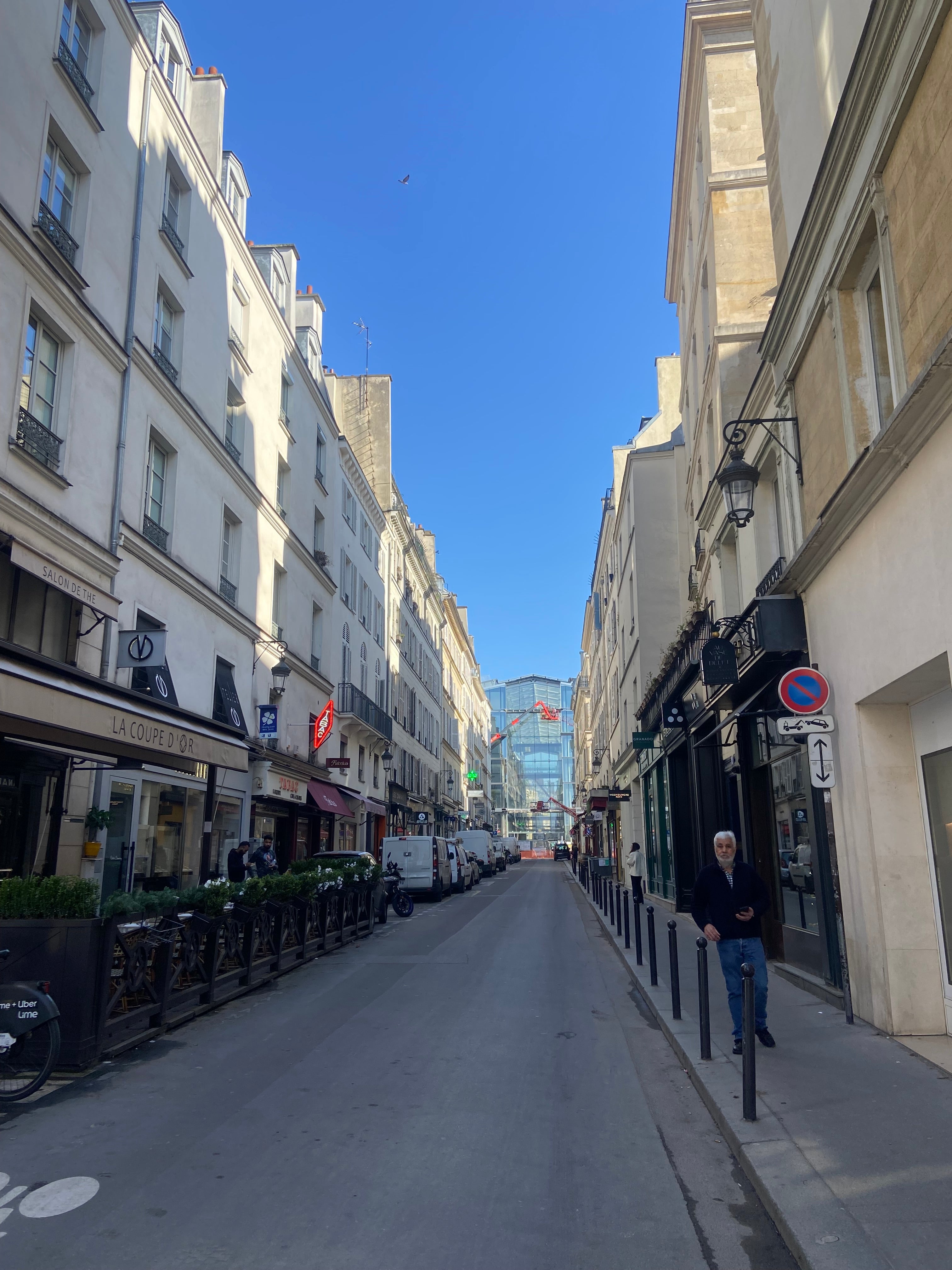 Vue sur la rue du Marché Saint Honoré dans le quartier du Louvre à Paris par Paname Avenue