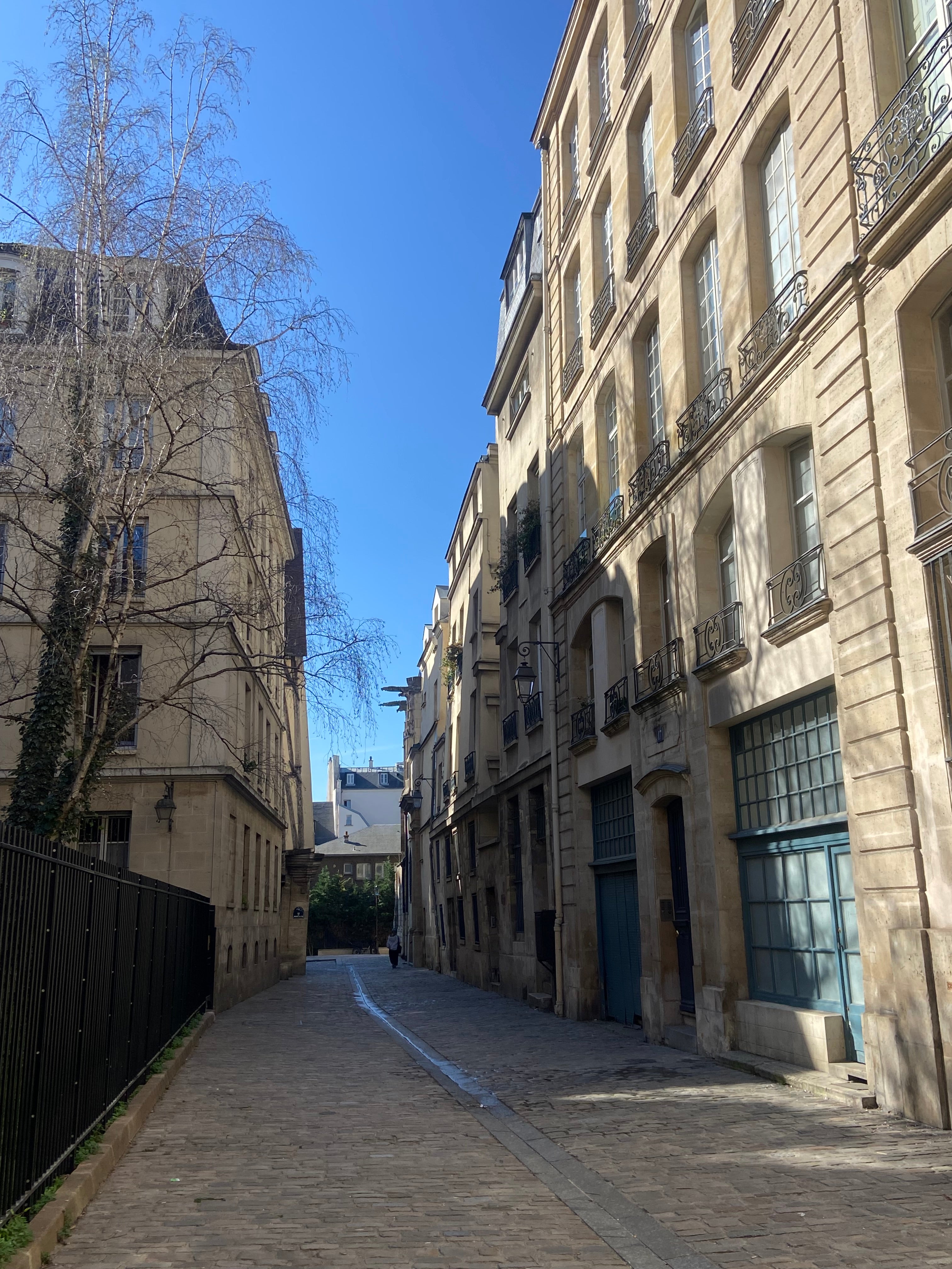 Vue sur la rue des Barres dans le quartier du Marais à Paris par Paname Avenue