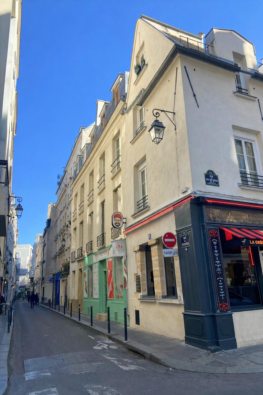 Vue sur la rue des Ecouffes dans le quartier du Marais à Paris par Paname Avenue