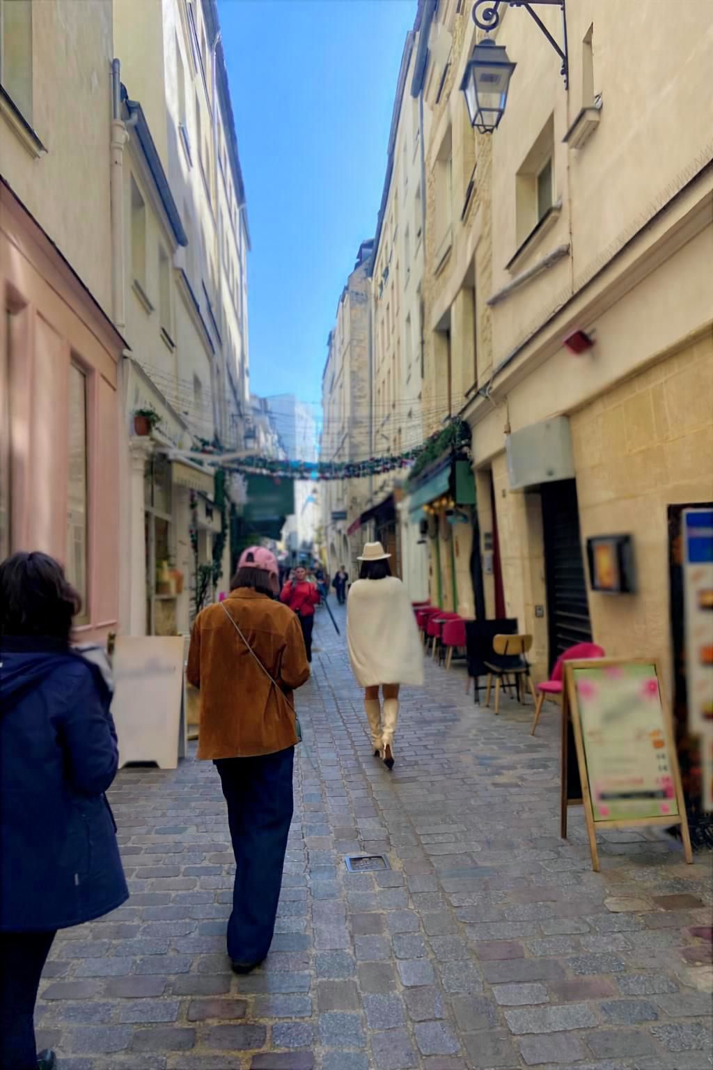 Vue sur la rue des Rosiers dans le quartier du Marais à Paris par Paname Avenue
