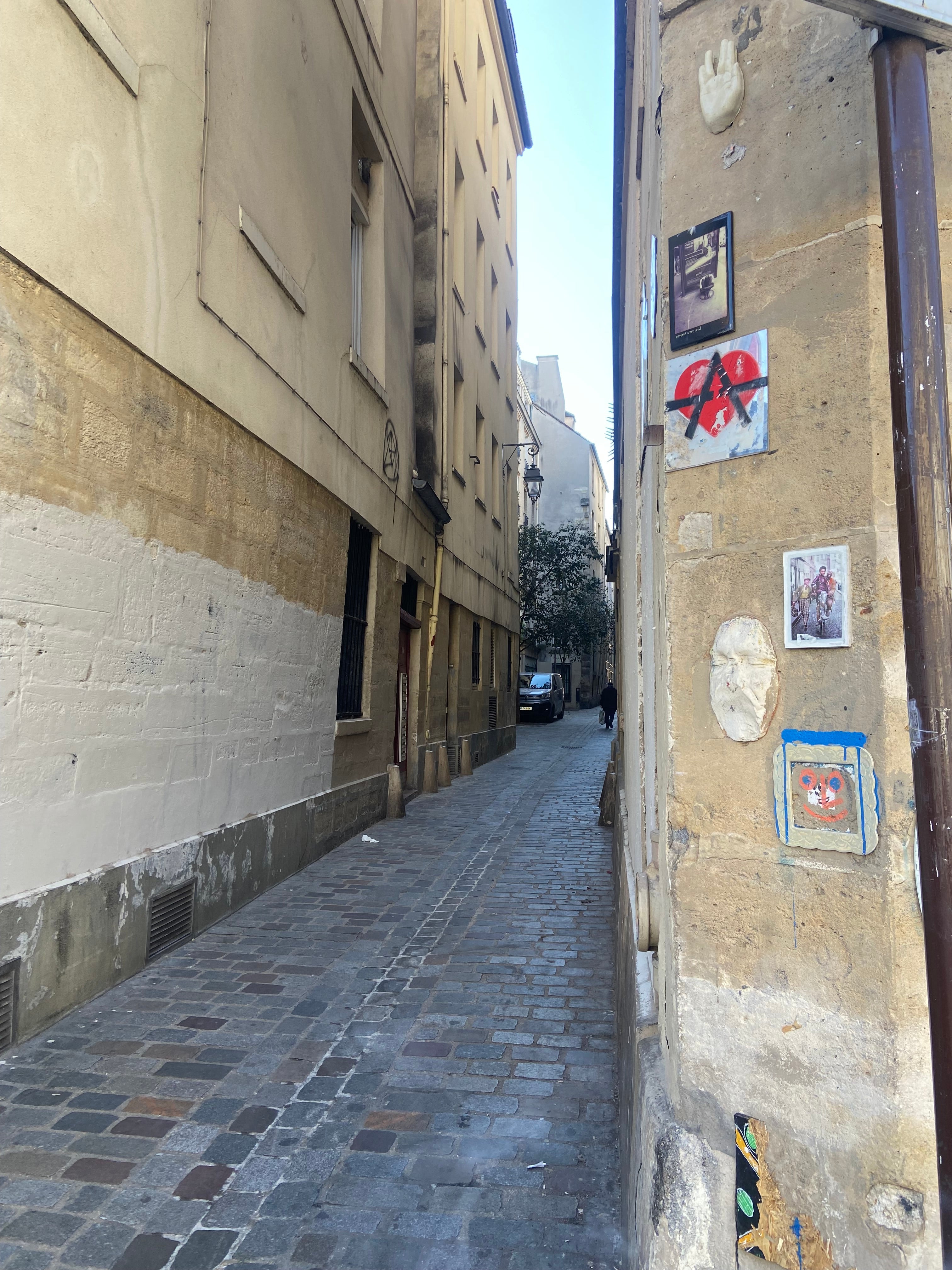 Vue sur la rue du Prévot dans le quartier du Marais à Paris par Paname Avenue