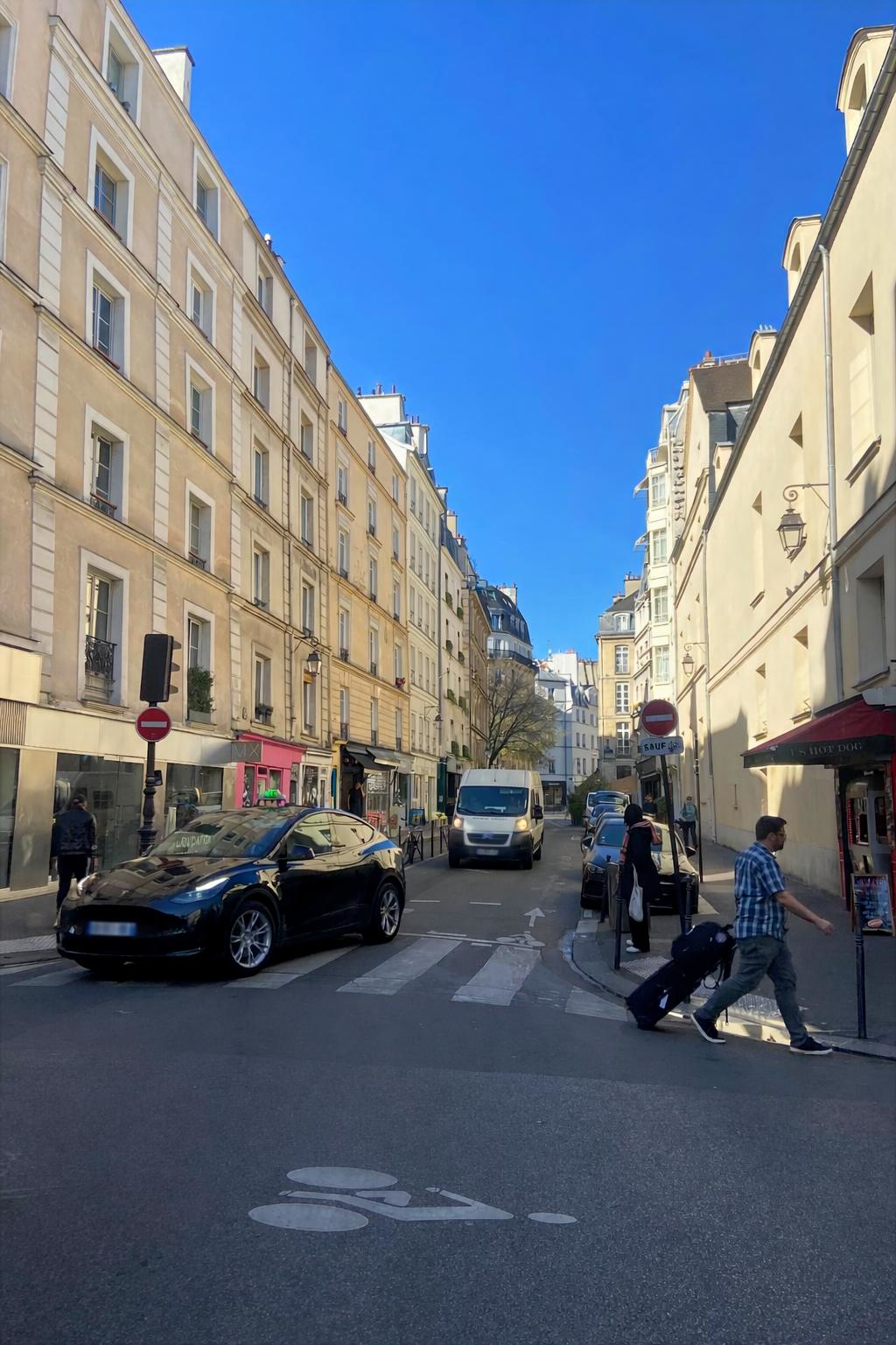 Vue sur la rue du Roi de Sicile dans le quartier du Marais à Paris par Paname Avenue