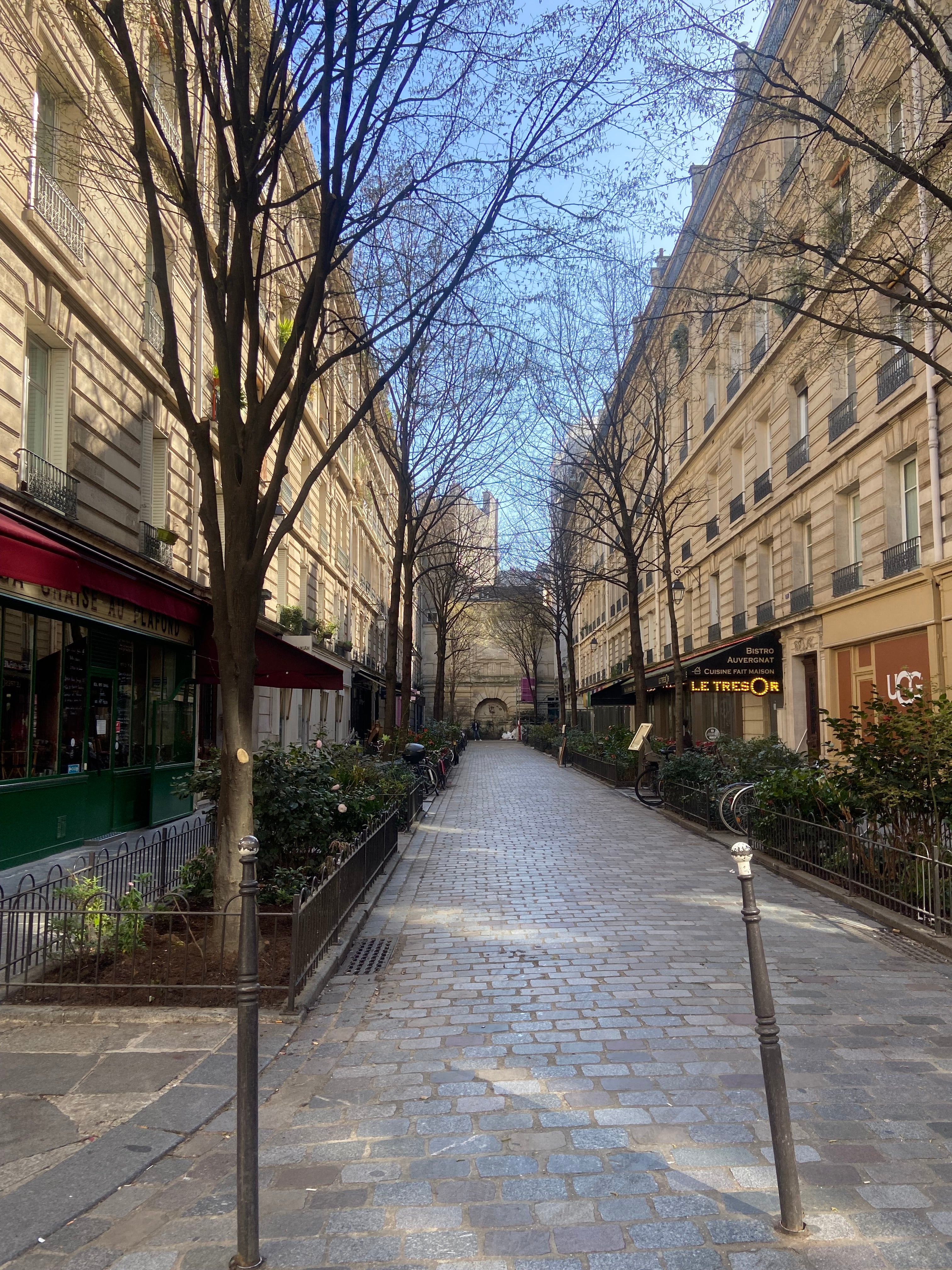 Vue sur la rue du Trésor dans le quartier du Marais à Paris par Paname Avenue