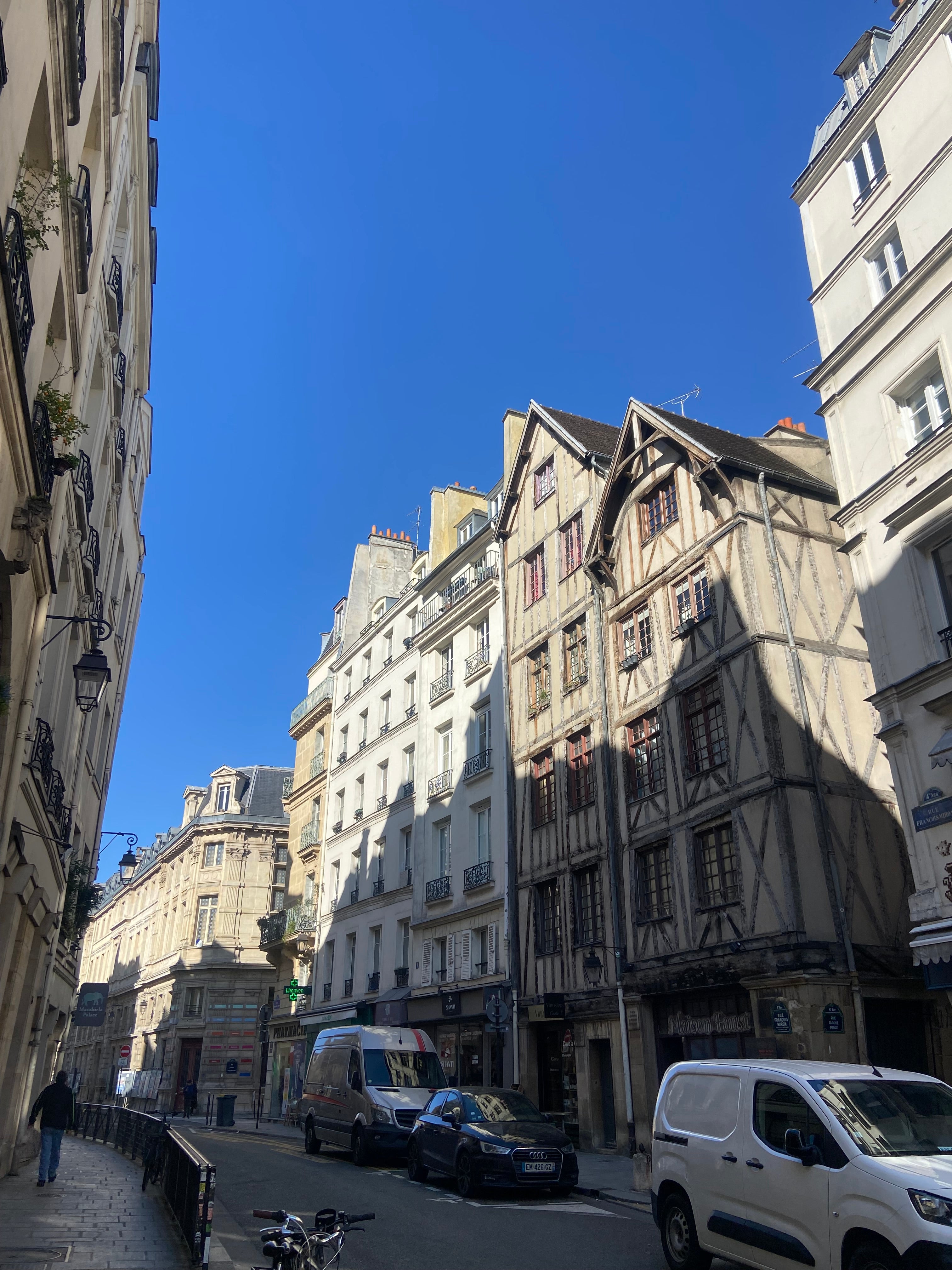 Vue sur la rue François Miron dans le quartier du Marais à Paris par Paname Avenue