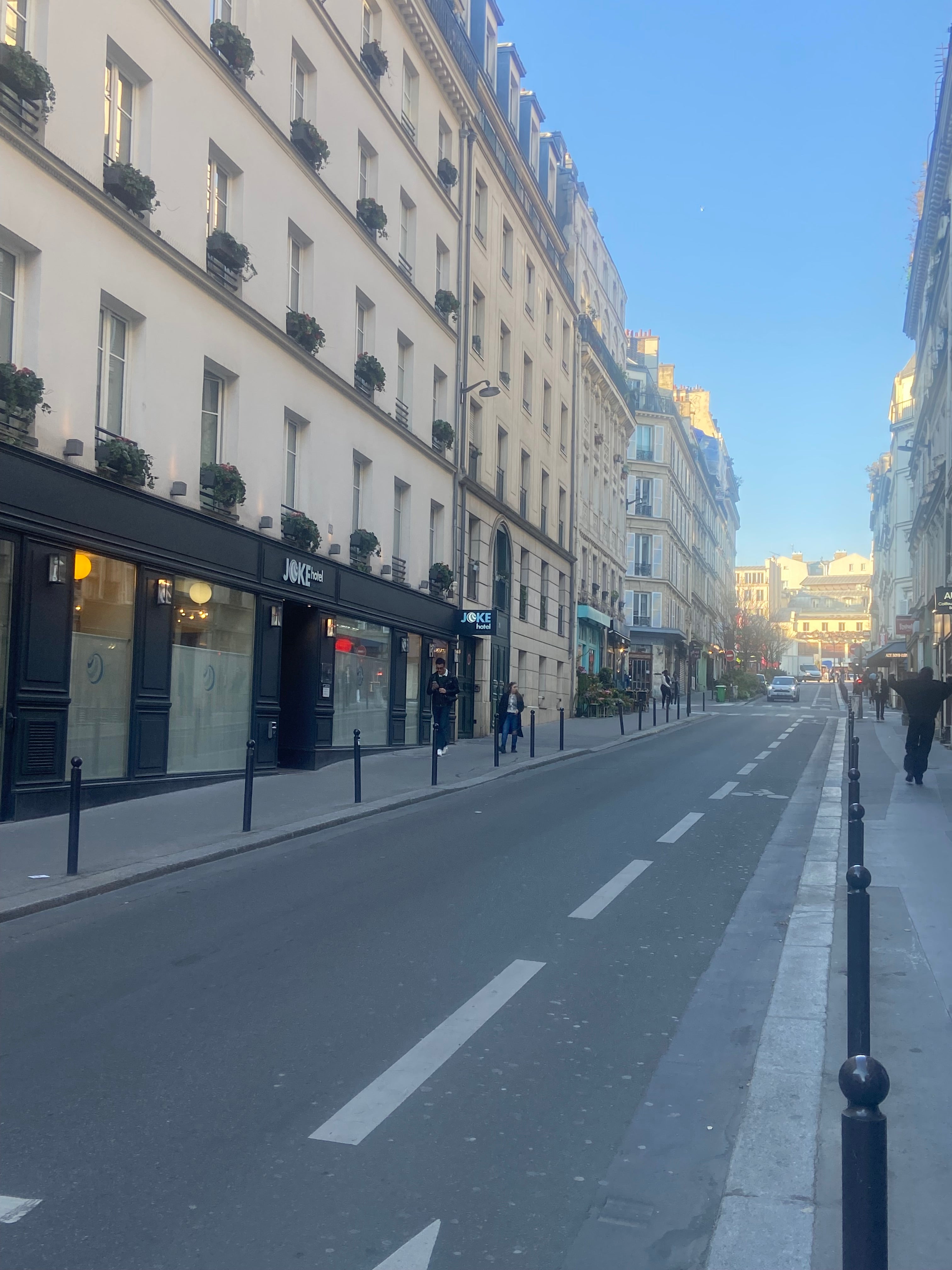 Vue sur la rue Blanche dans le quartier Pigalle de Paris par Paname Avenue