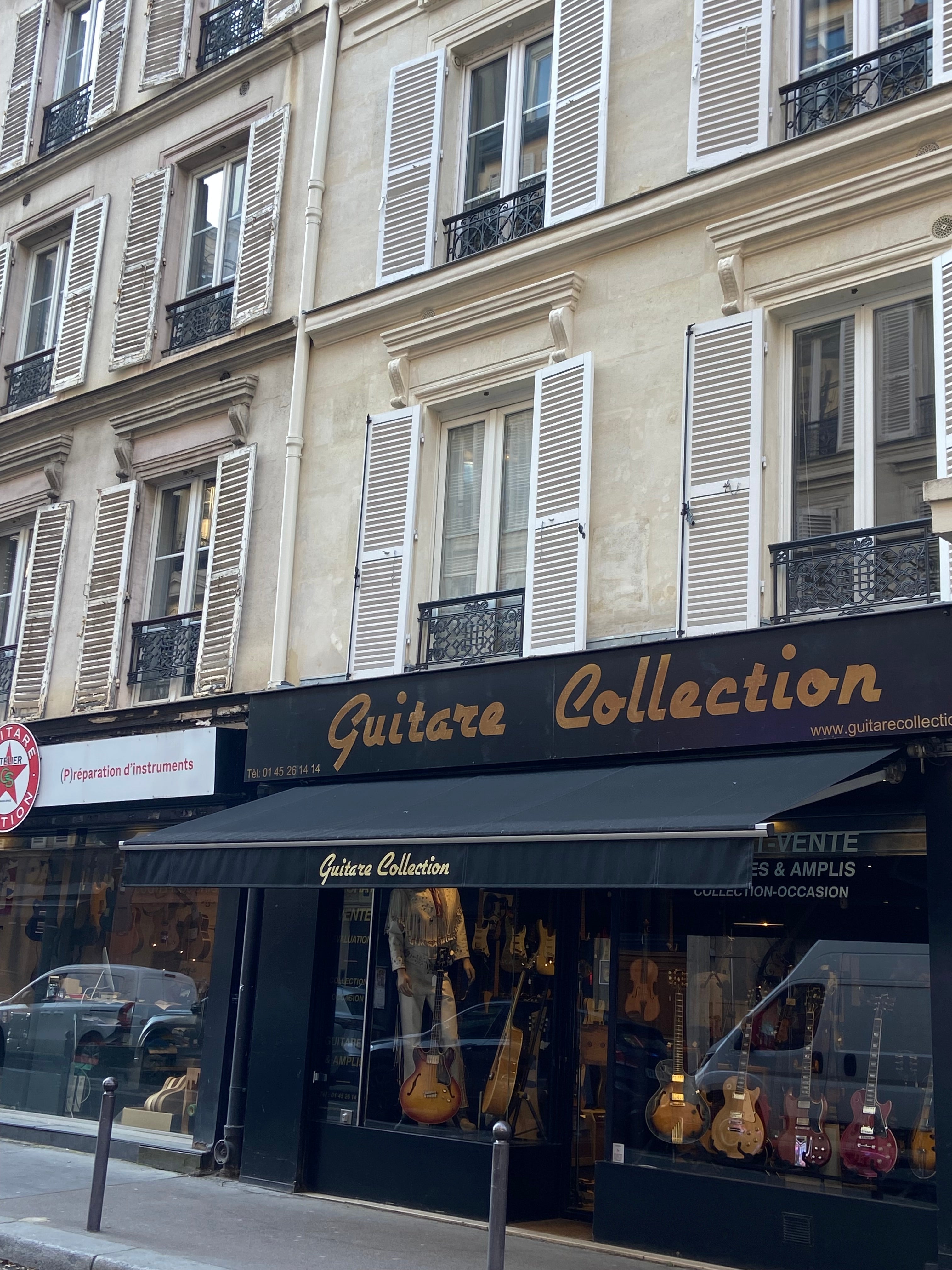 Vue sur un magasin typique de la rue de Douai à Pigalle par Paname Avenue