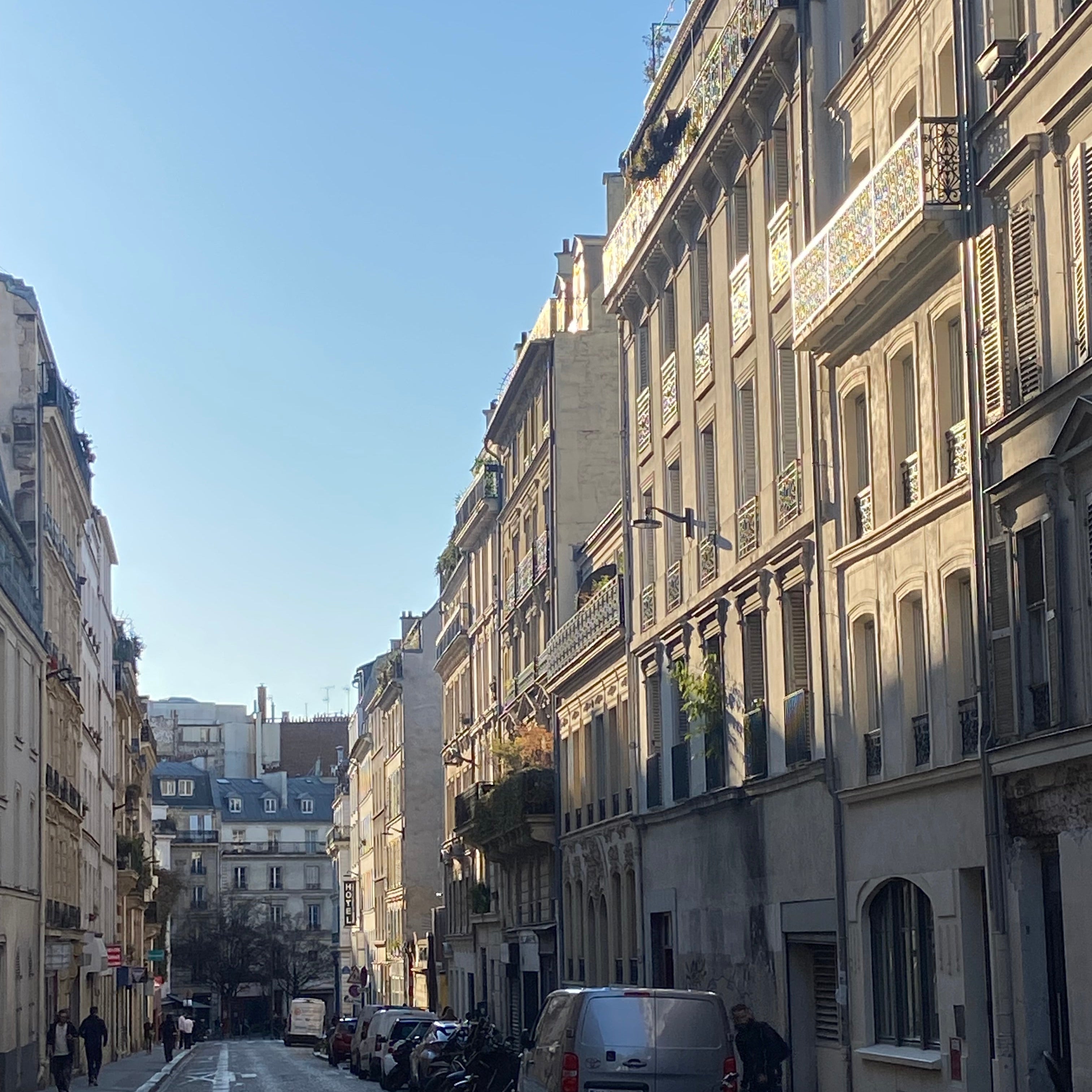 Vue sur la rue Duperré dans le quartier Pigalle de Paris par Paname Avenue