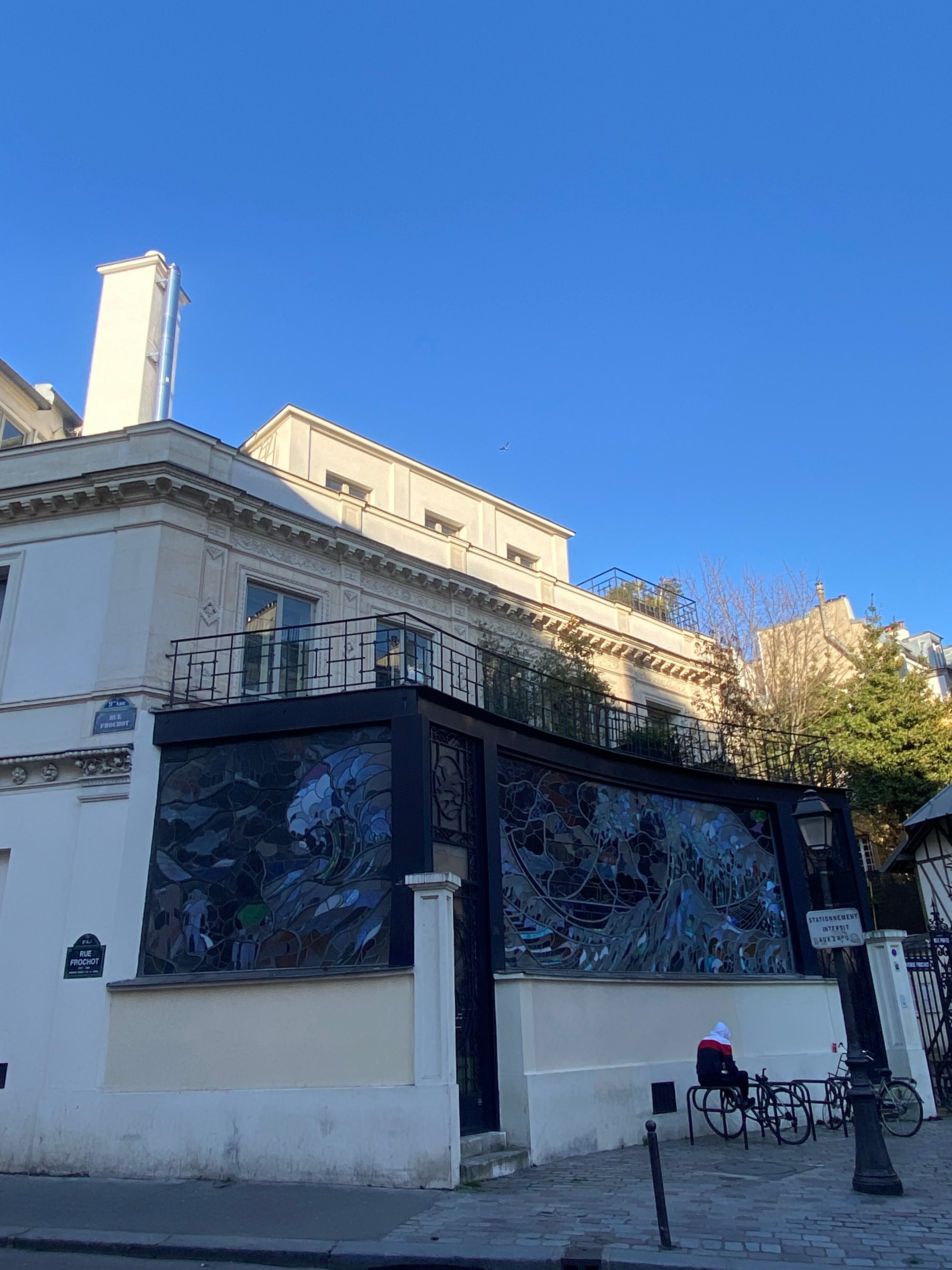 Vue sur un immeuble à l'angle de la rue Frochot à Pigalle par Paname Avenue