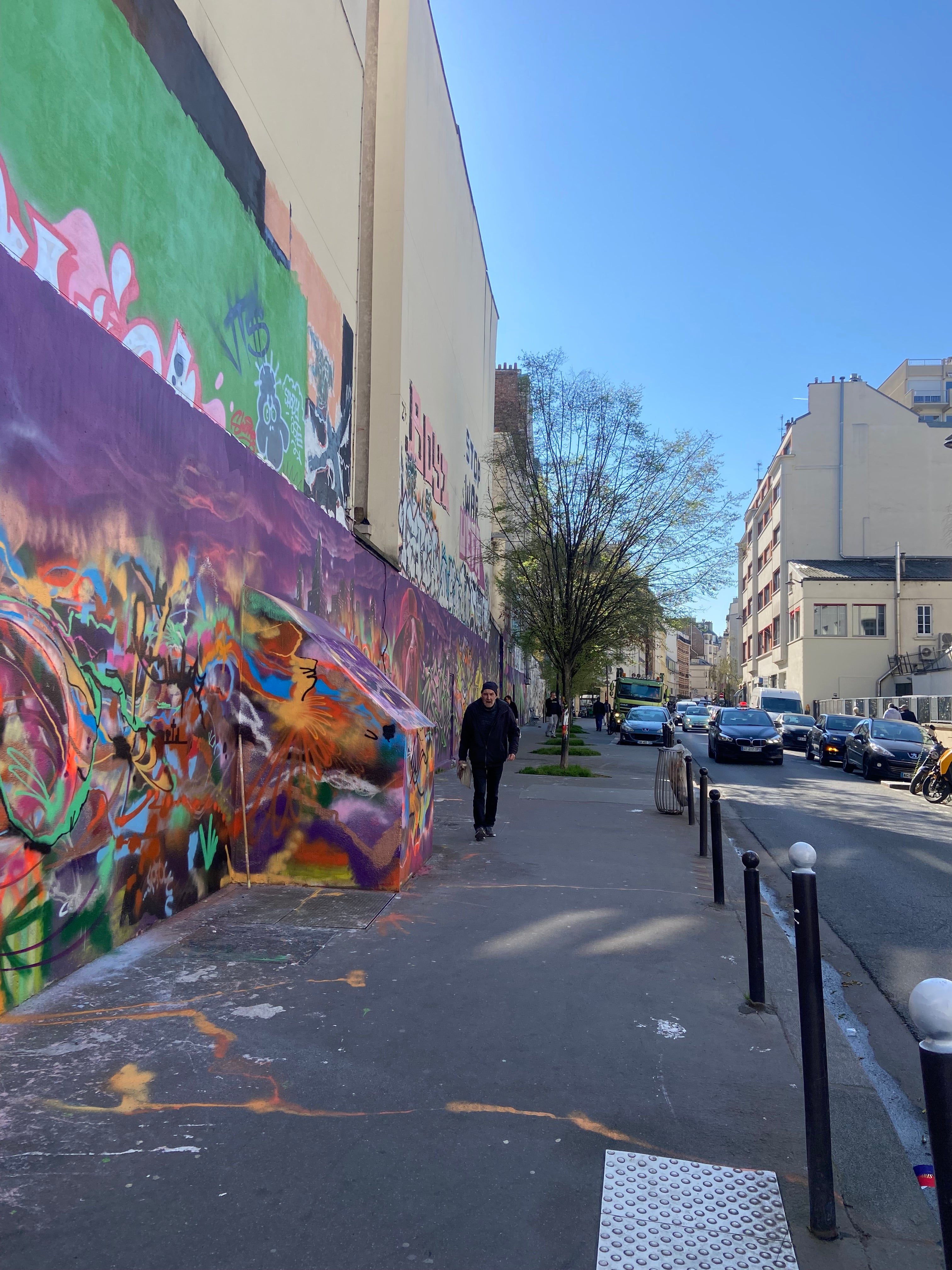 Vue sur la rue de la Fontaine au Roi dans le quartier République de Paris par Paname Avenue