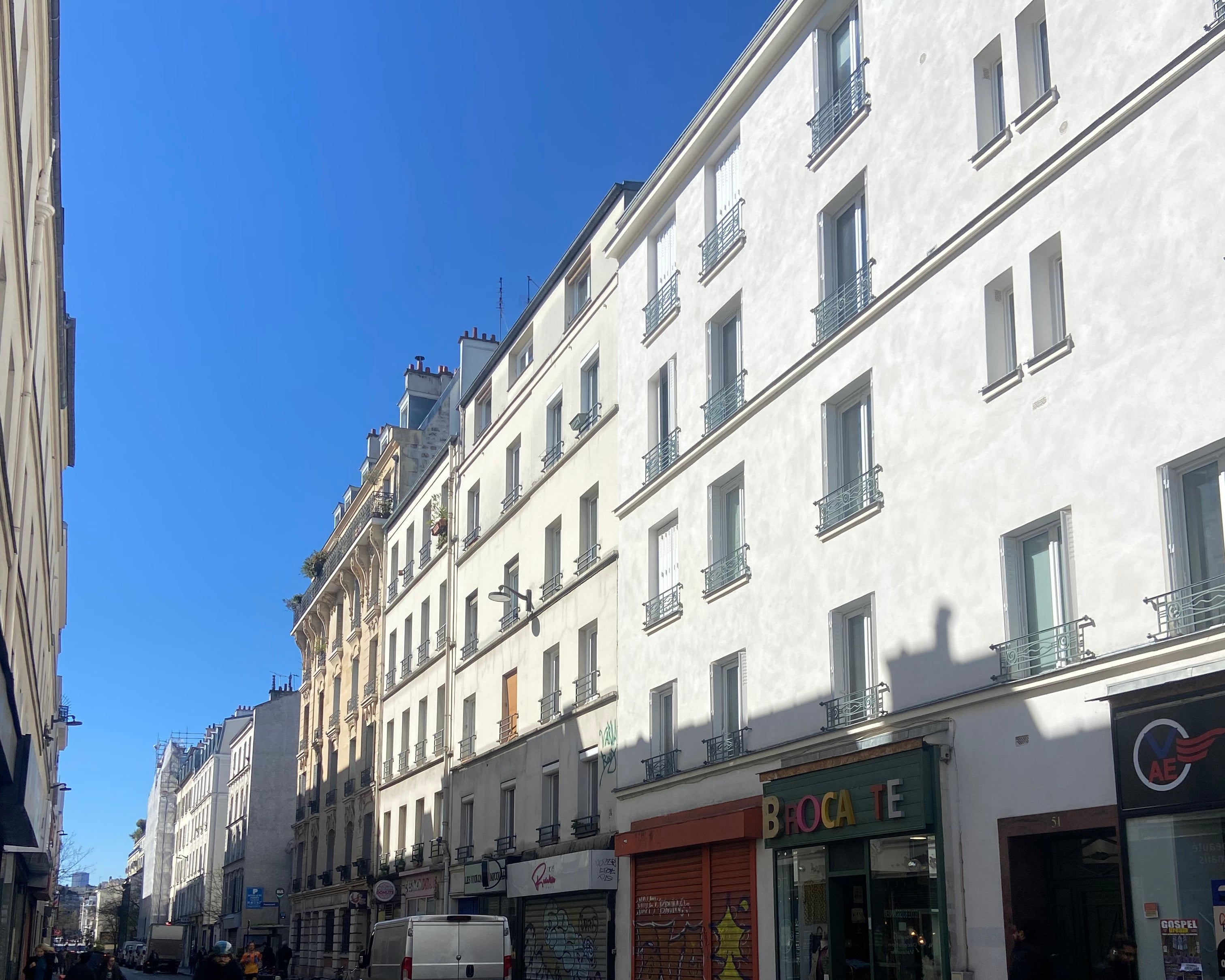 Vue sur la rue du Chemin Vert dans le quartier République de Paris  par Paname Avenue