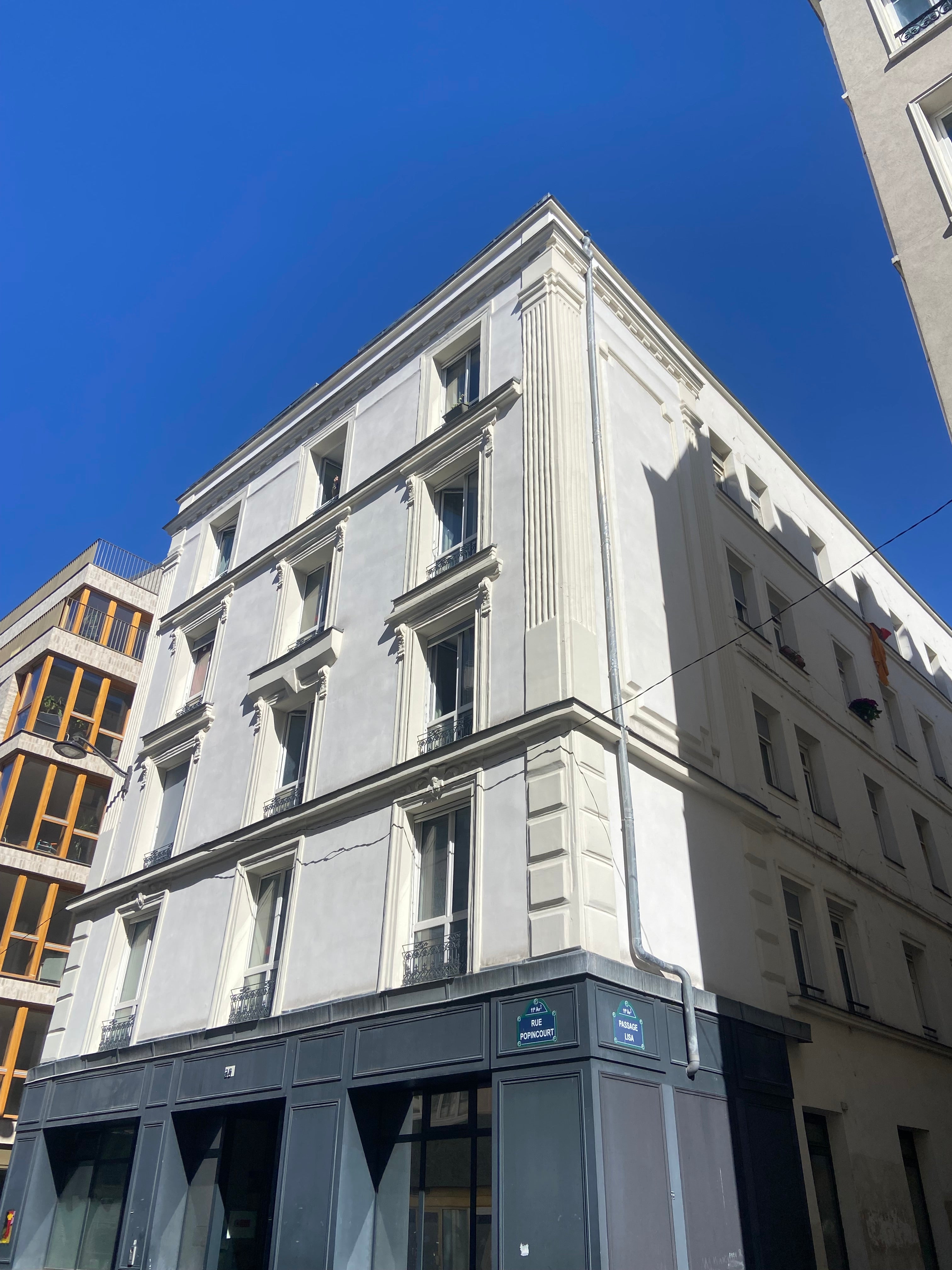 Vue sur un immeuble à l'angle de la rue Popincourt dans le quartier République de Paris par Paname Avenue