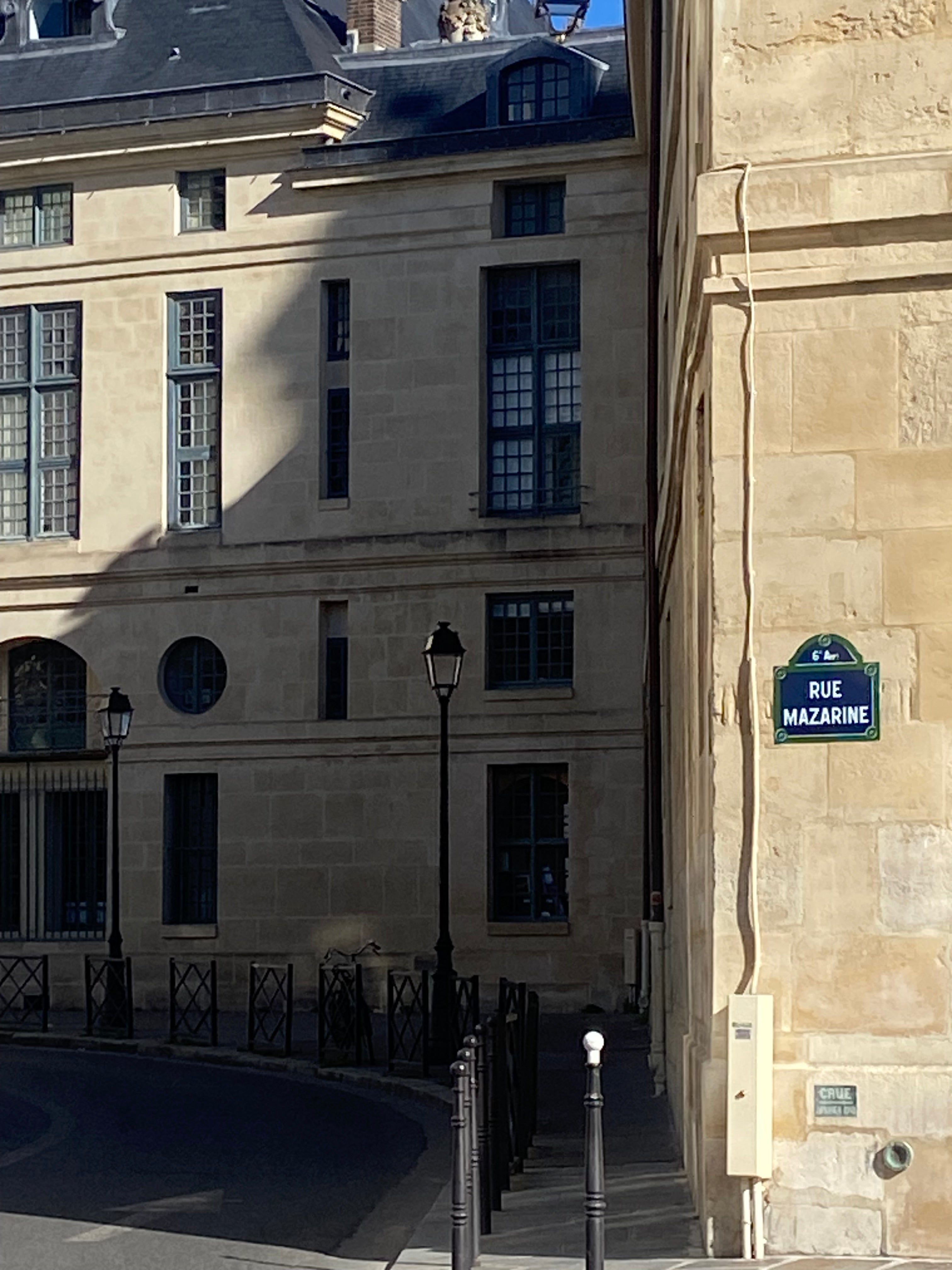Vue sur la rue Mazarine dans le quartier Rive Gauche de Paris par Paname Avenue