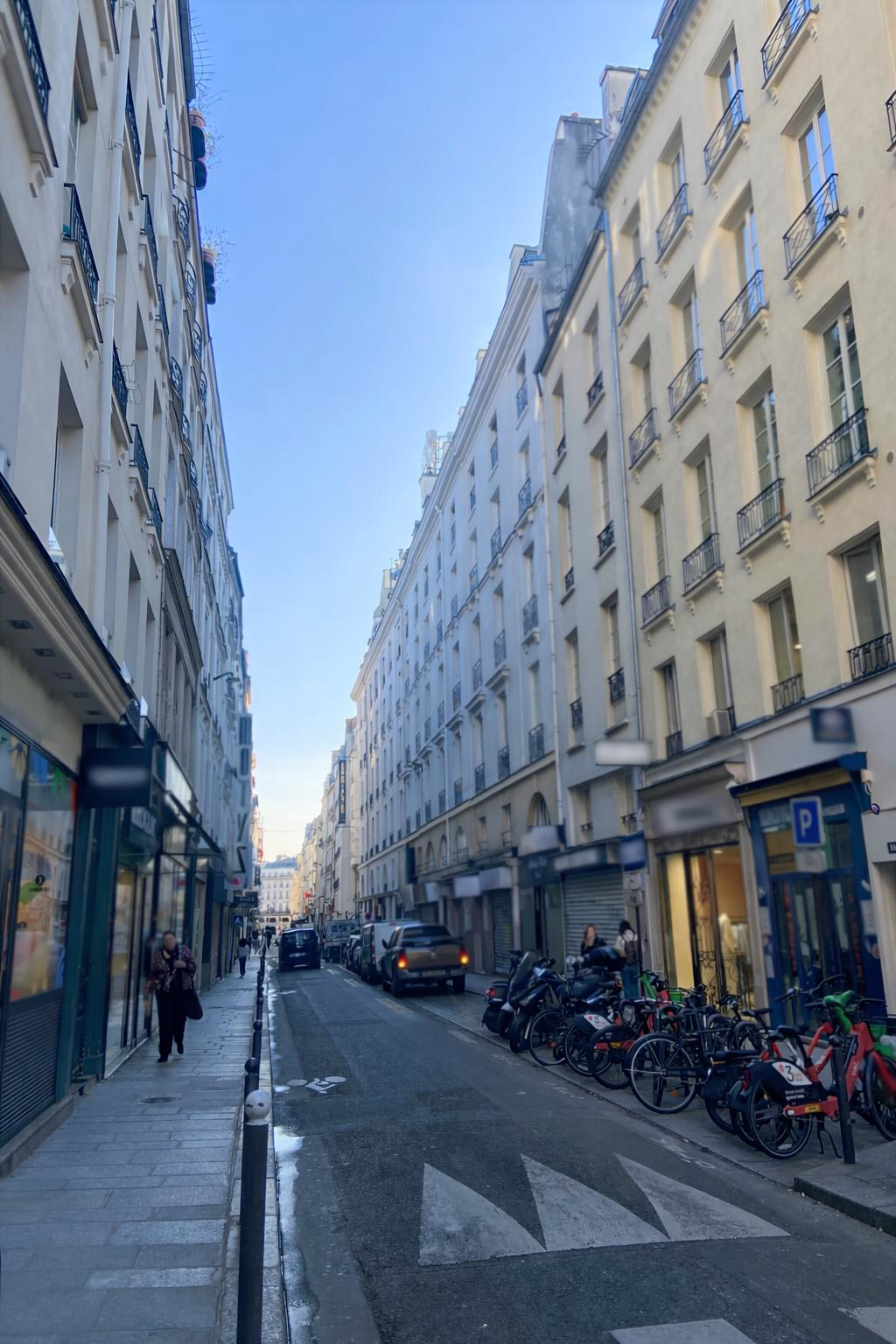 Vue sur la rue d'Aboukir à Paris par Paname Avenue