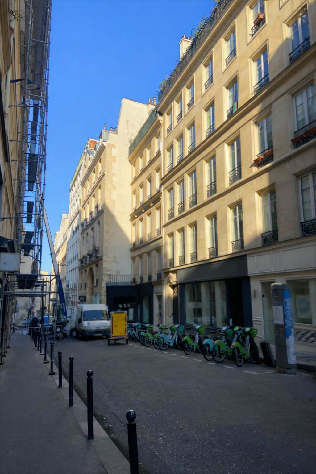 Vue sur la rue des Jeuneurs à Paris par Paname Avenue