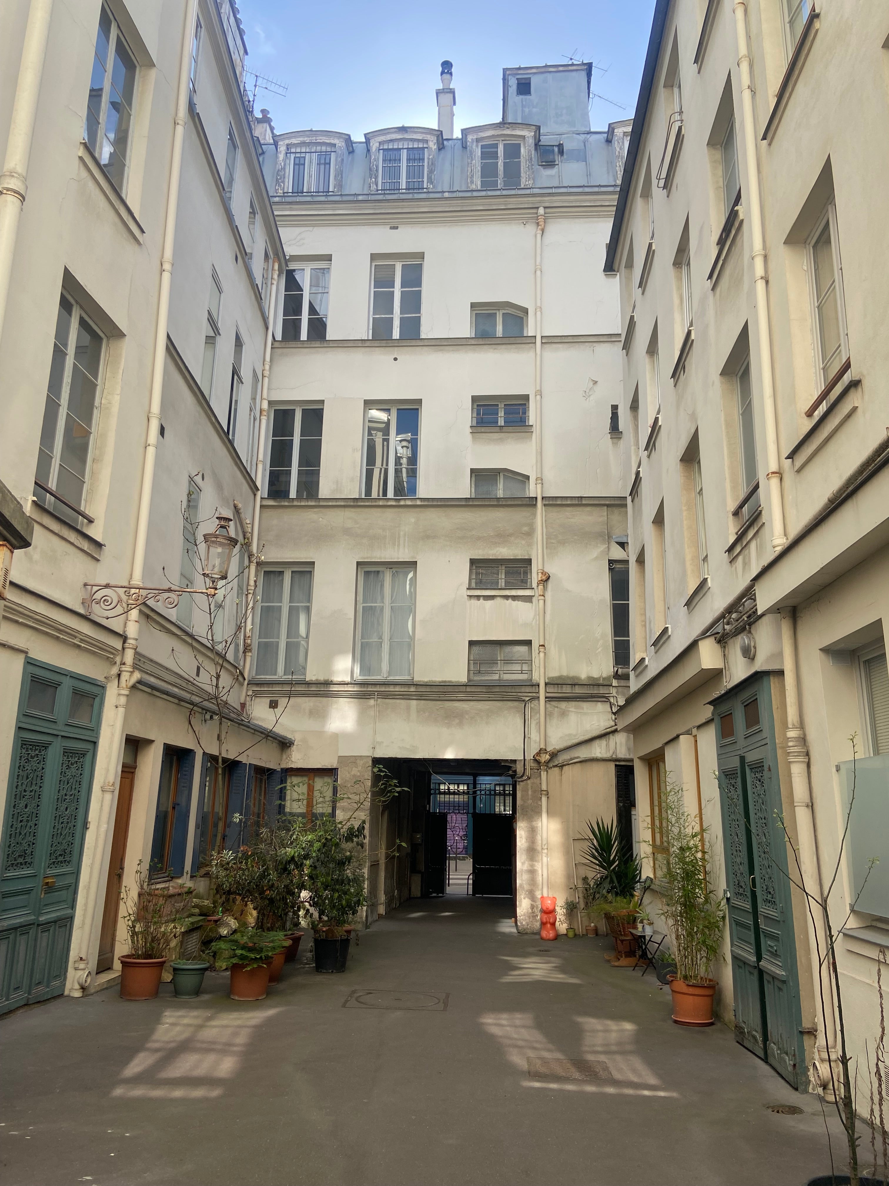 Cour intérieure pavée du passage Meslay dans le quartier Arts et Métiers, illustrant le patrimoine parisien qui inspire Paname Avenue.