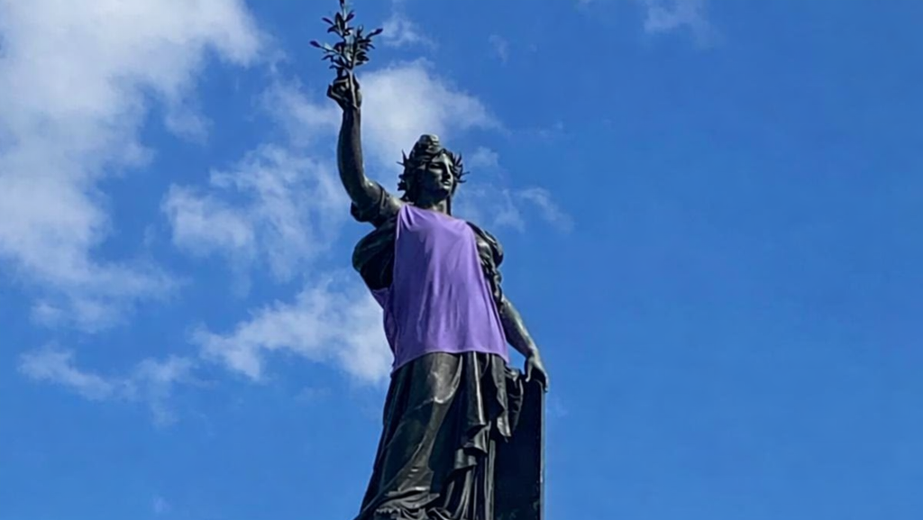 Statue de la République vêtue de violet en l'honneur de la journée des droits de la femme place de la République à Paris dans l’univers Paname Avenue 