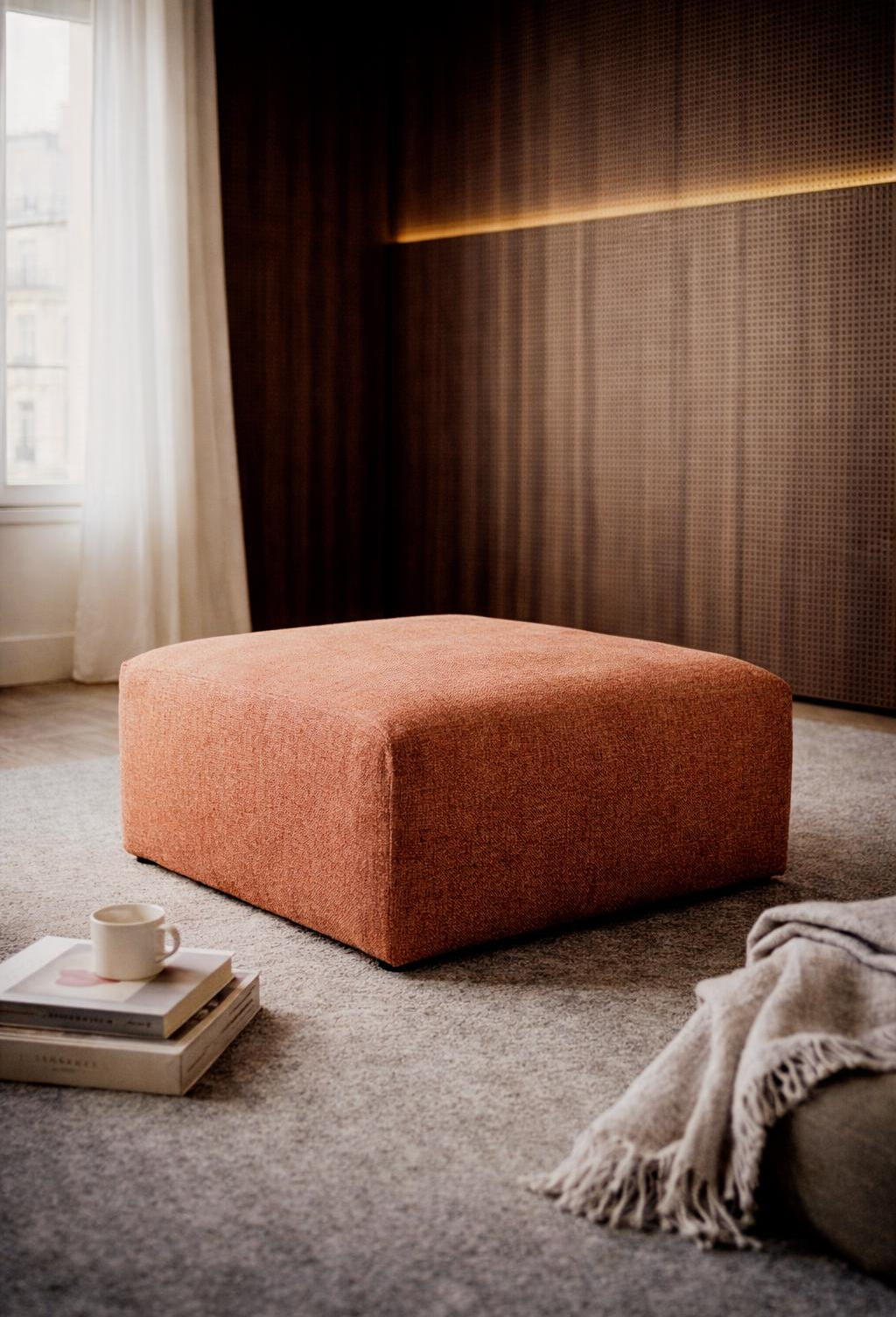 Pouf Albert Thomas dans un coin lecture d'un salon parisien minimaliste et feutré
