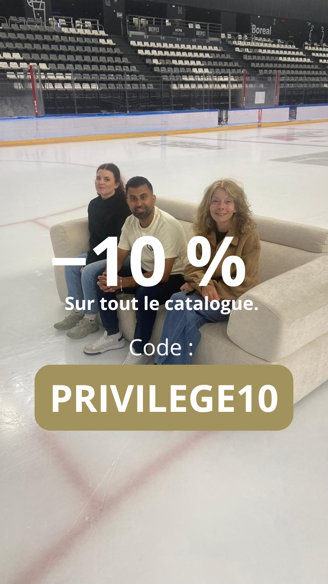 L'équipe Paname Avenue assise sur le canapé Réaumur beige sur la glace dans une patinoire.
