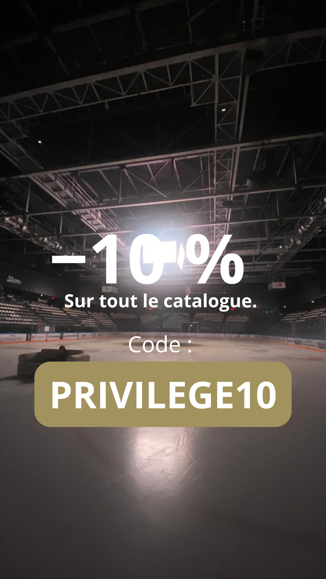Le canapé Réaumur de Paname Avenue, installé sur la glace d’une patinoire.