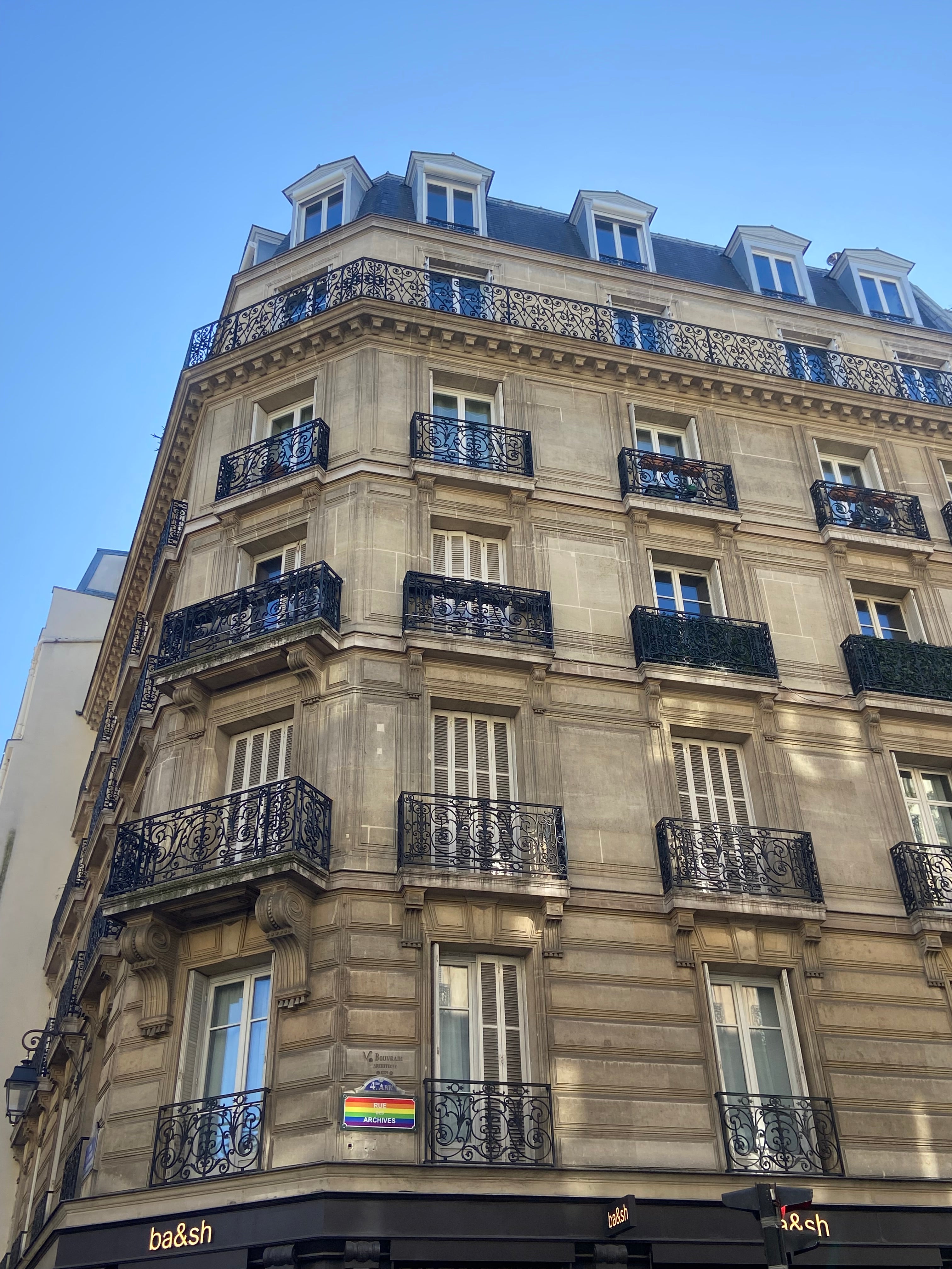 Immeuble parisien rue des Archives à Paris 3e dans le quartier Arts et Métiers dans l’univers Paname Avenue