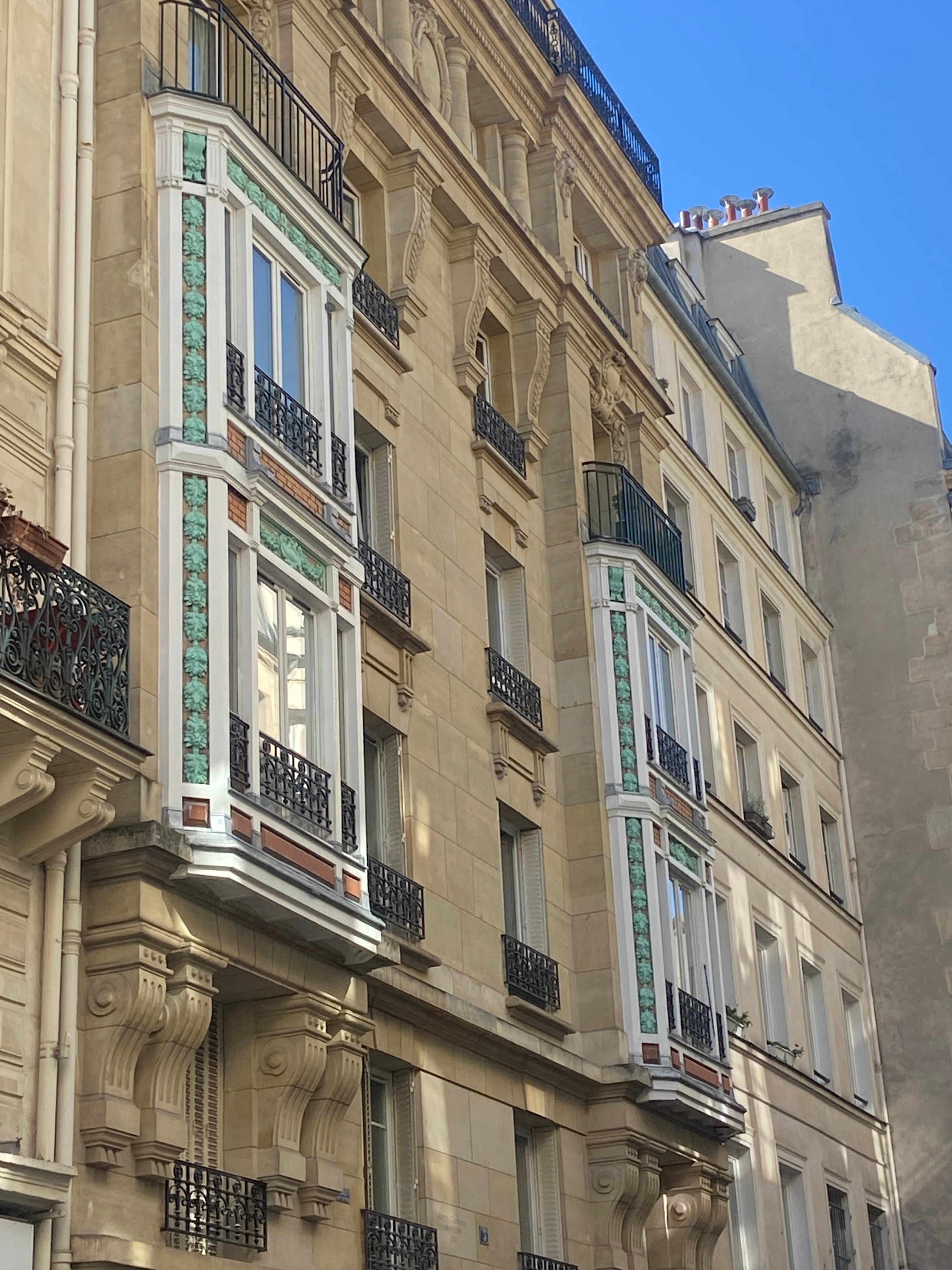 Immeuble parisien rue des Gravilliers à Paris 3e dans le quartier Arts et Métiers dans l’univers Paname Avenue