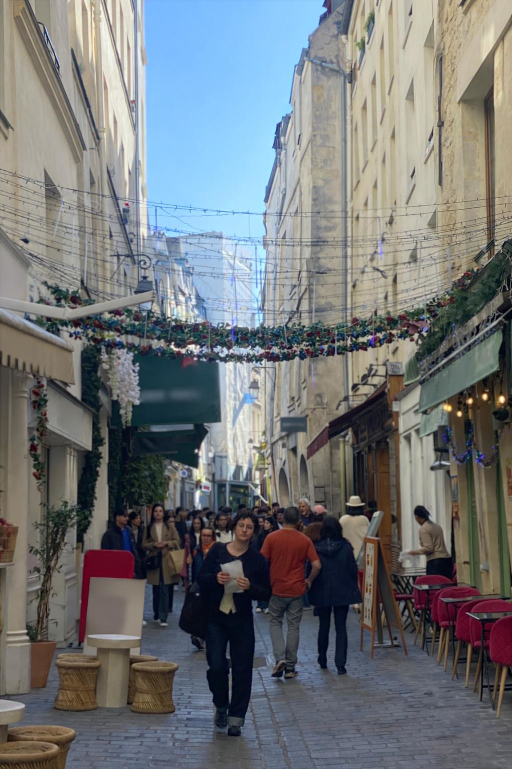 Animation matinale dans la rue des Rosiers au cœur du Marais, source d'inspiration pour la collection Rosiers de Paname Avenue.