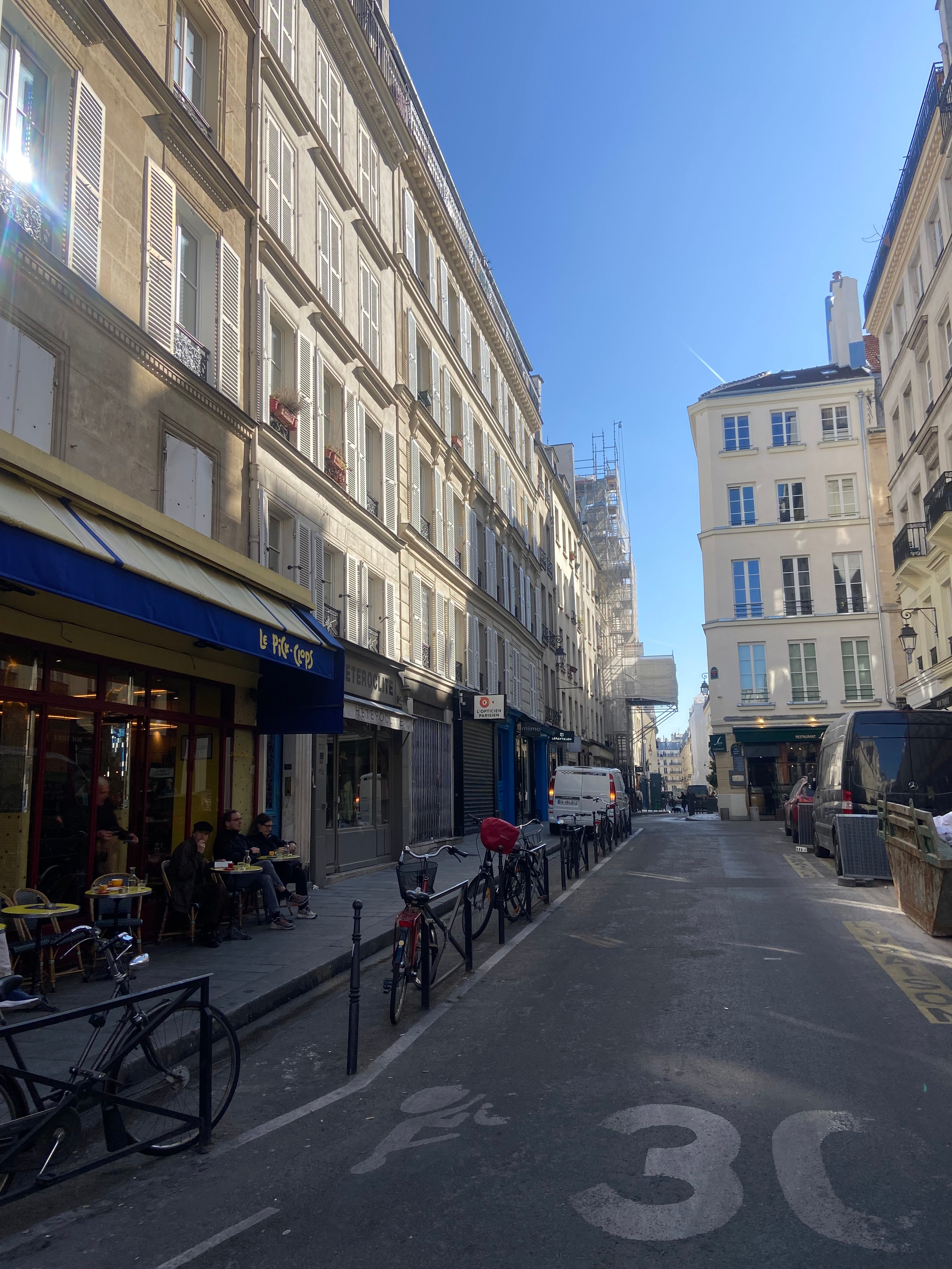 Vue de la rue du Roi de Sicile dans le quartier du Marais à Paris, illustrant l'ancrage local et l'inspiration urbaine de Paname Avenue.