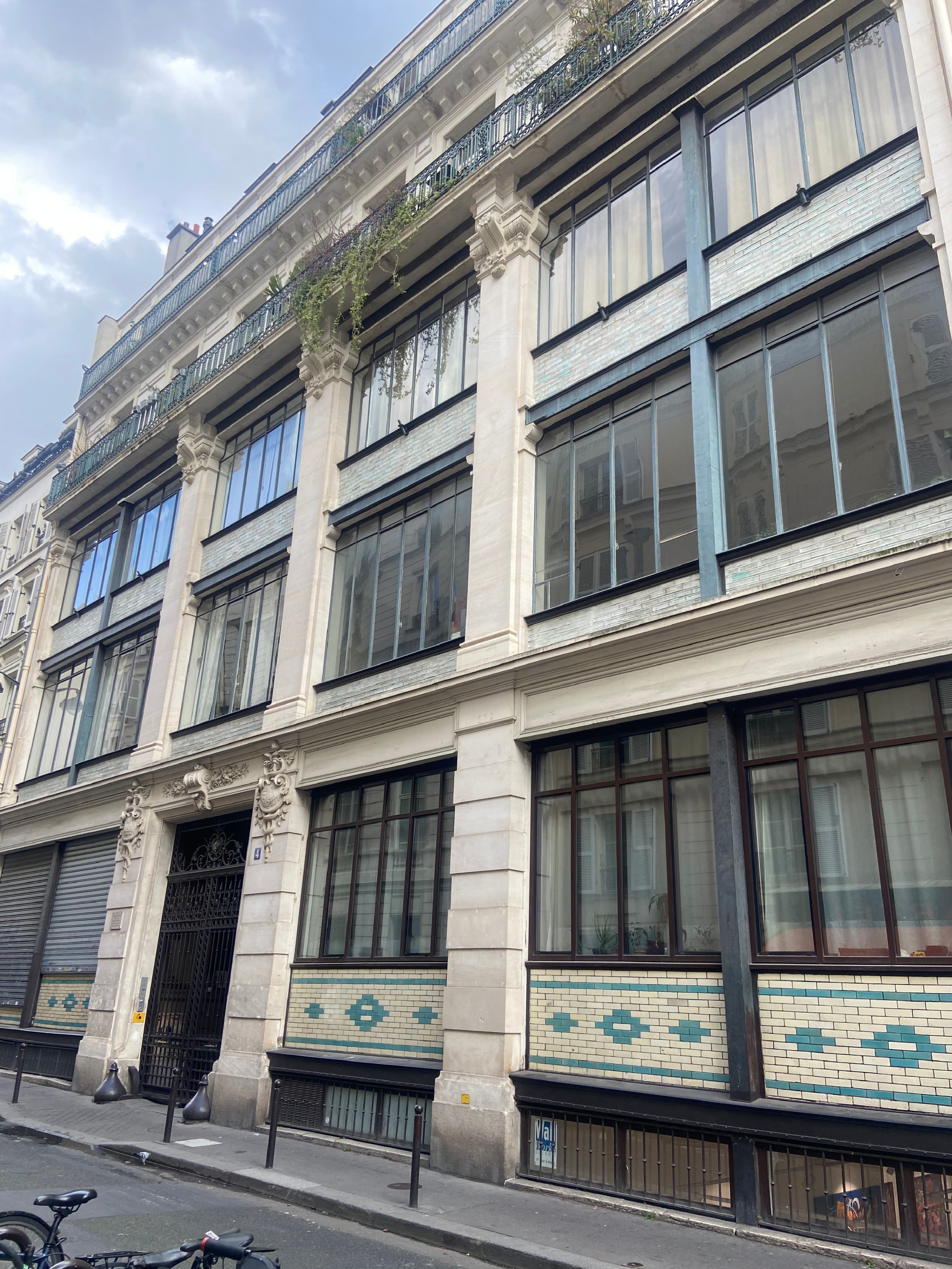 Façade d’immeuble rue Martel à Paris 10e proche du canal Saint-Martin dans l’univers Paname Avenue