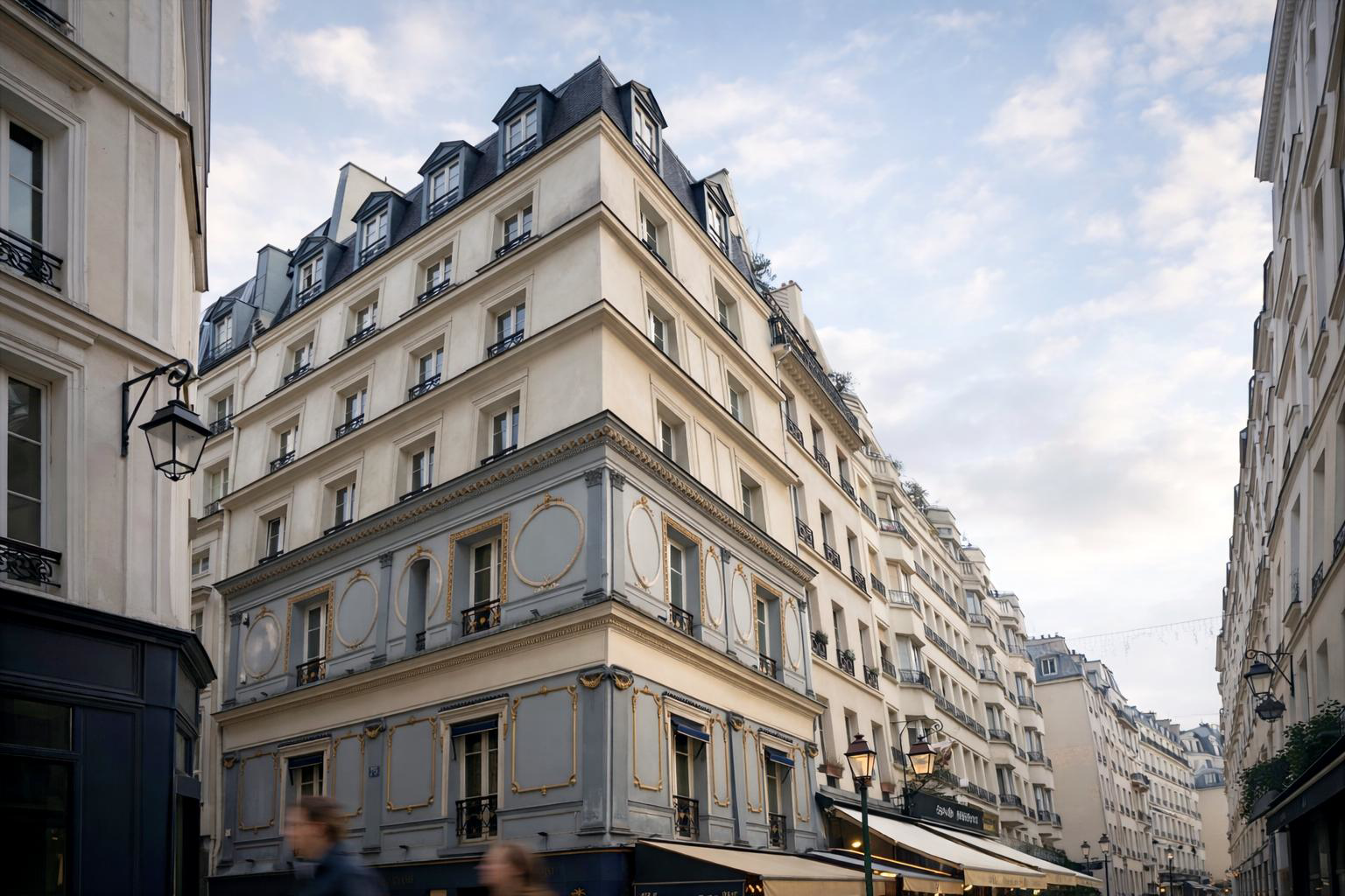 Vue sur l'architecture stylisée de Paris depuis la rue Montorgueil à Paris pour Paname Avenue