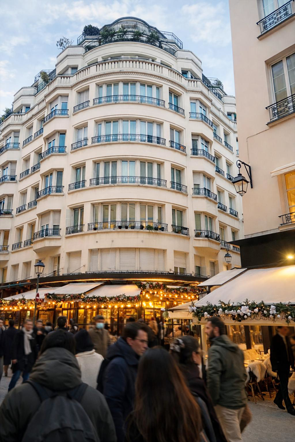 Photographie de la rue Montorgueil très animée à Paris par Paname Avenue