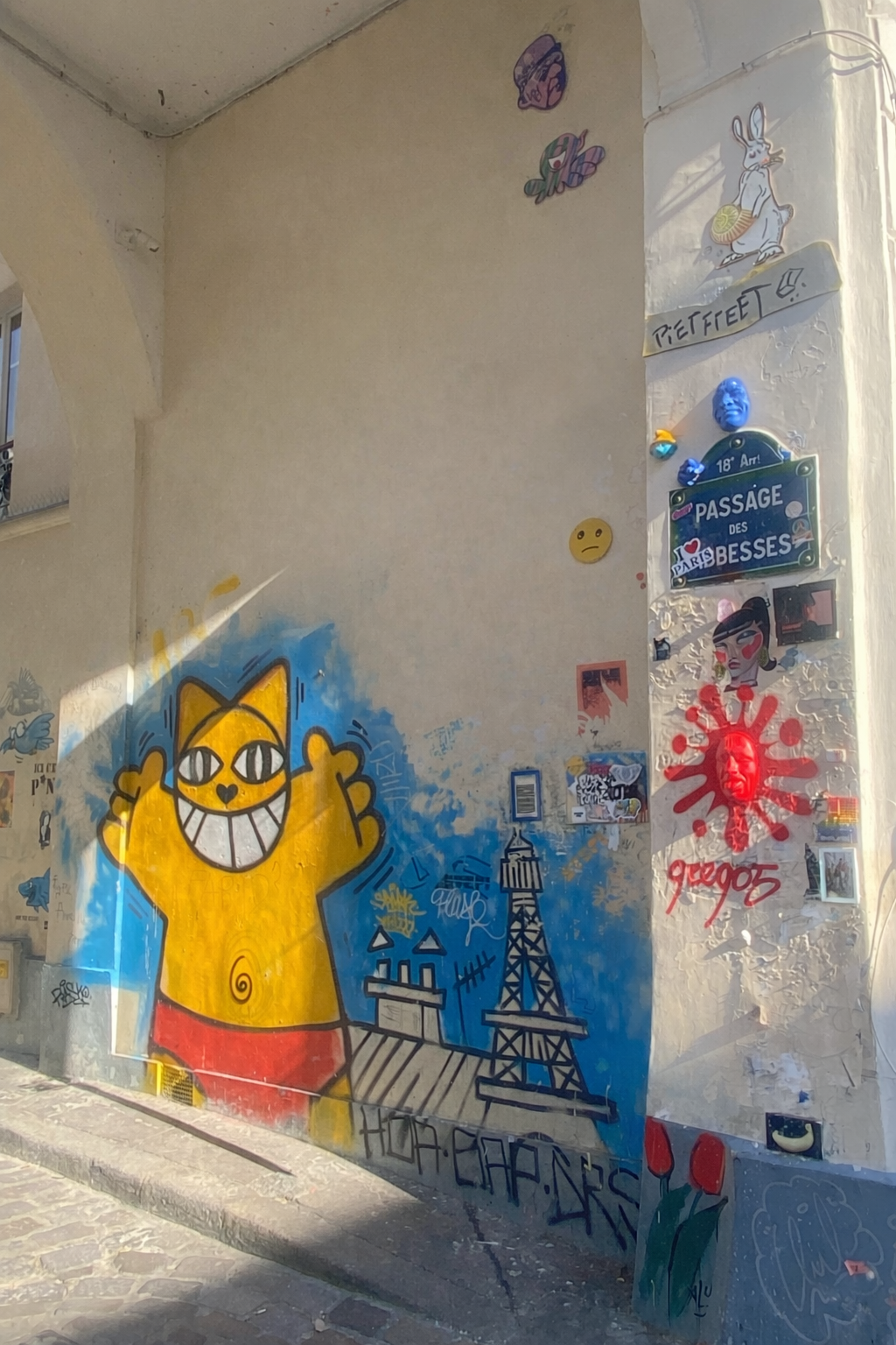 Street art dans le passage des Abbesses à Montmartre à Paris avec mur peint et graffiti