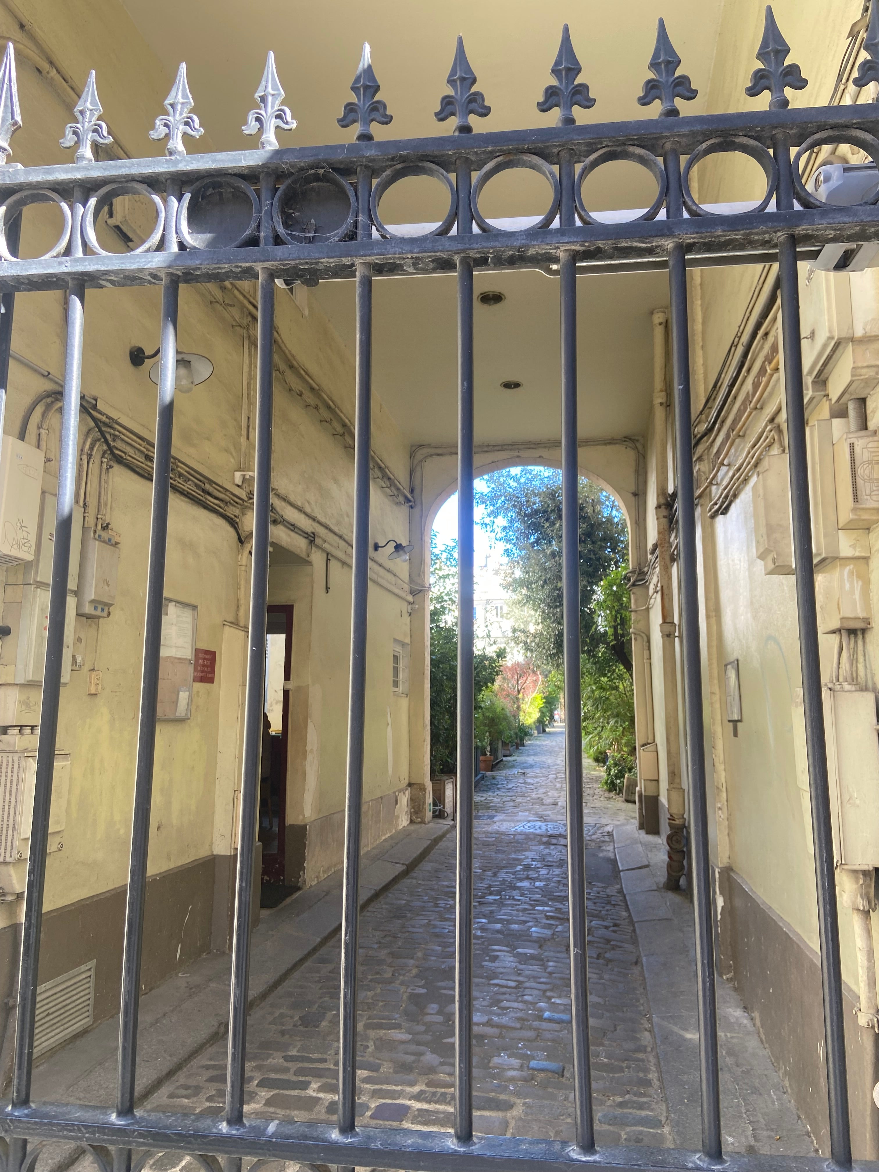 Passage intérieur rue Popincourt à Paris 11 près de République avec grille et cour pavée