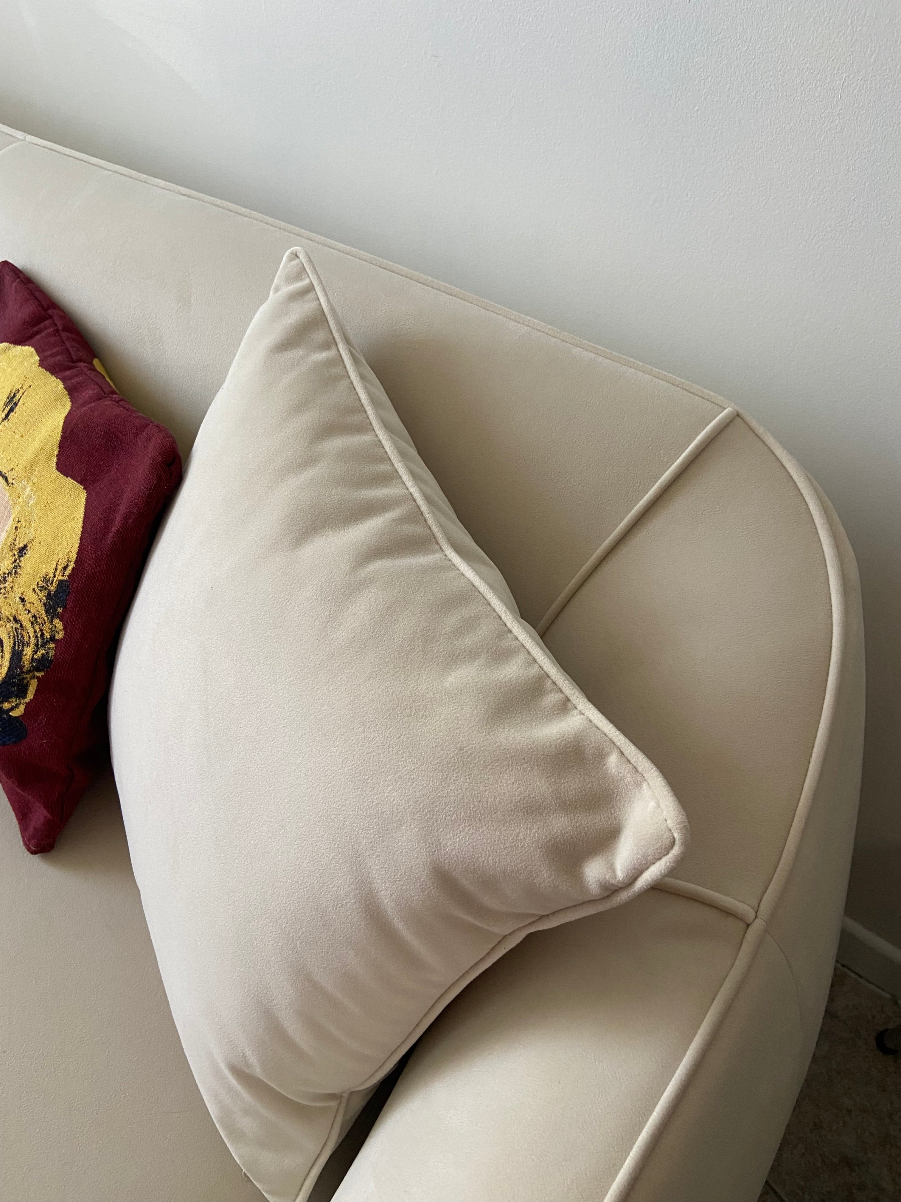 Canapé droit Faubourg-Saint-Martin en velours lisse beige Paname Avenue - zoom finition du coussin, de l'accoudoir et de son revêtement - retour client