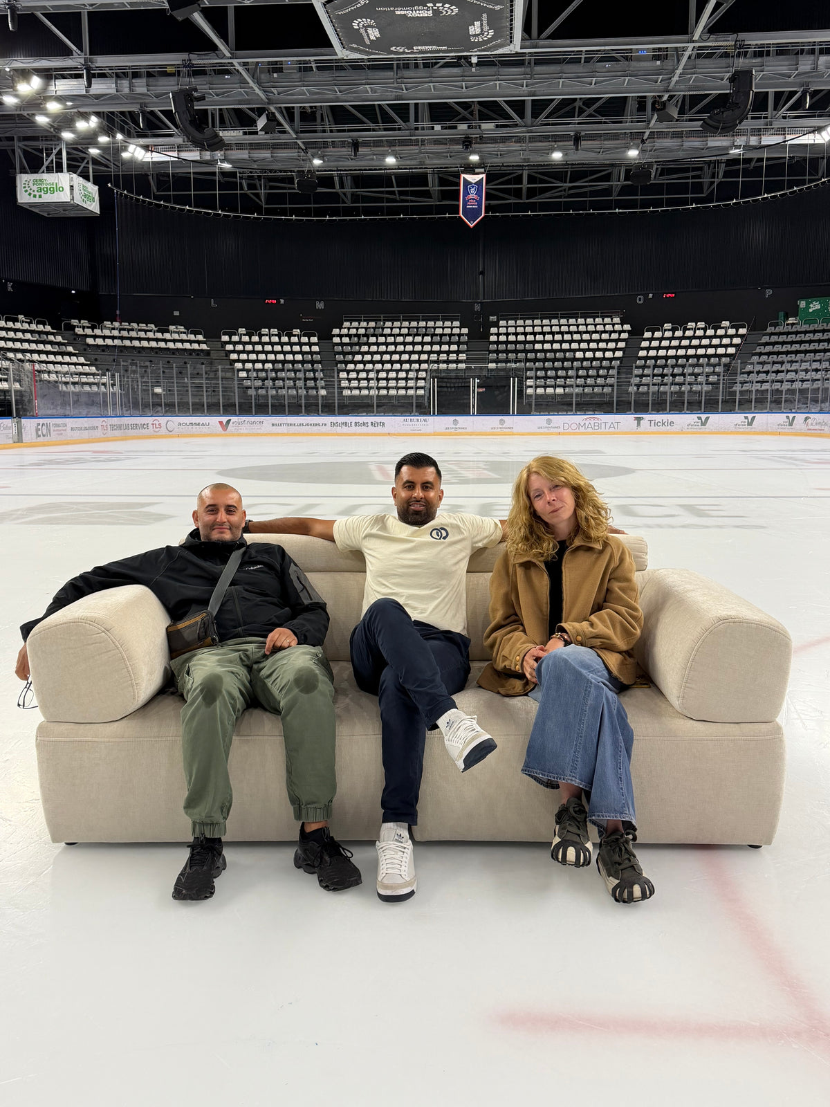 Photo des fondateurs sur le tournage de la vidéo promotionnelle du canapé droit Réaumur