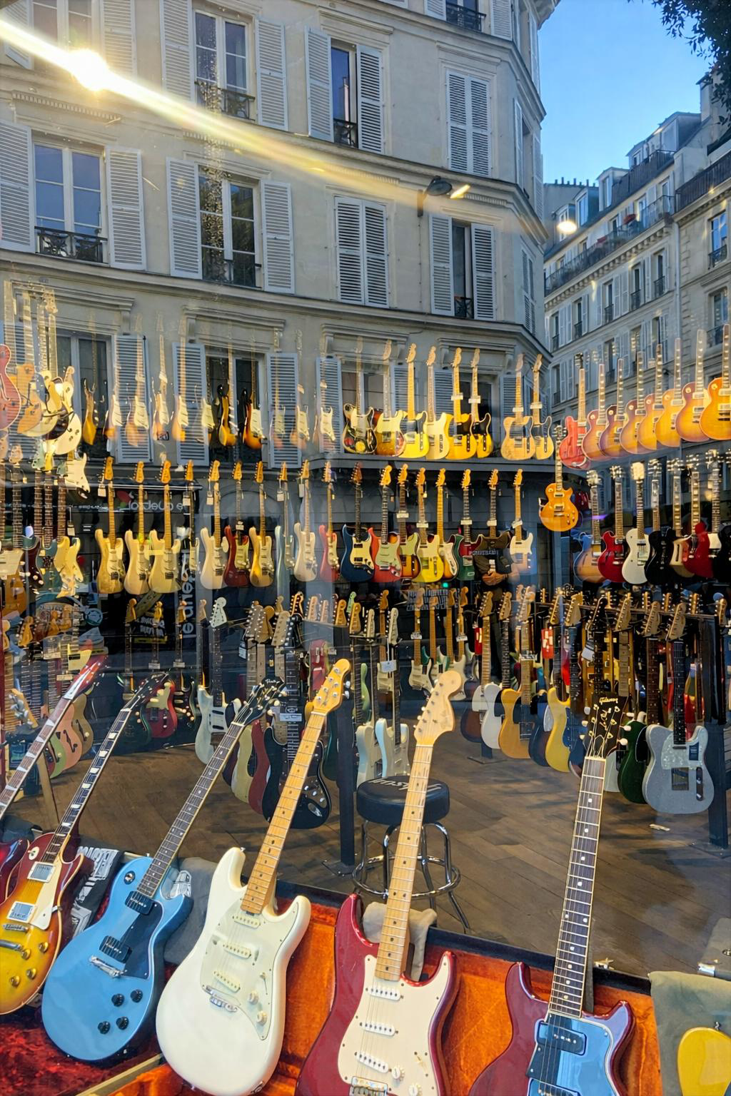 Magasin de guitares rue de Douai à Pigalle Paris 9 avec vitrine et nombreuses guitares exposées