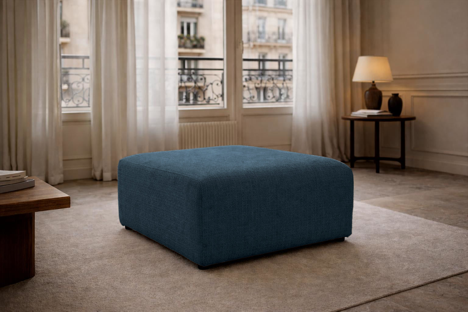 Pouf Albert-Thomas en tissu chenille bleu Paname Avenue, dans un décor inspire au quartier parisien