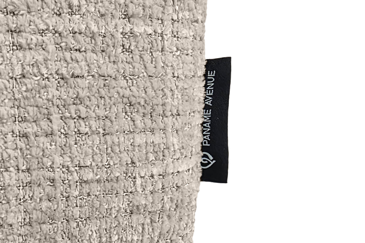 Pouf Albert-Thomas en tissu chenille beige Paname Avenue, détail du label de la marque