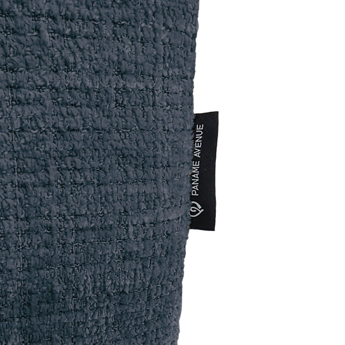 Pouf Albert-Thomas en tissu chenille bleu Paname Avenue, détail du label de la marque