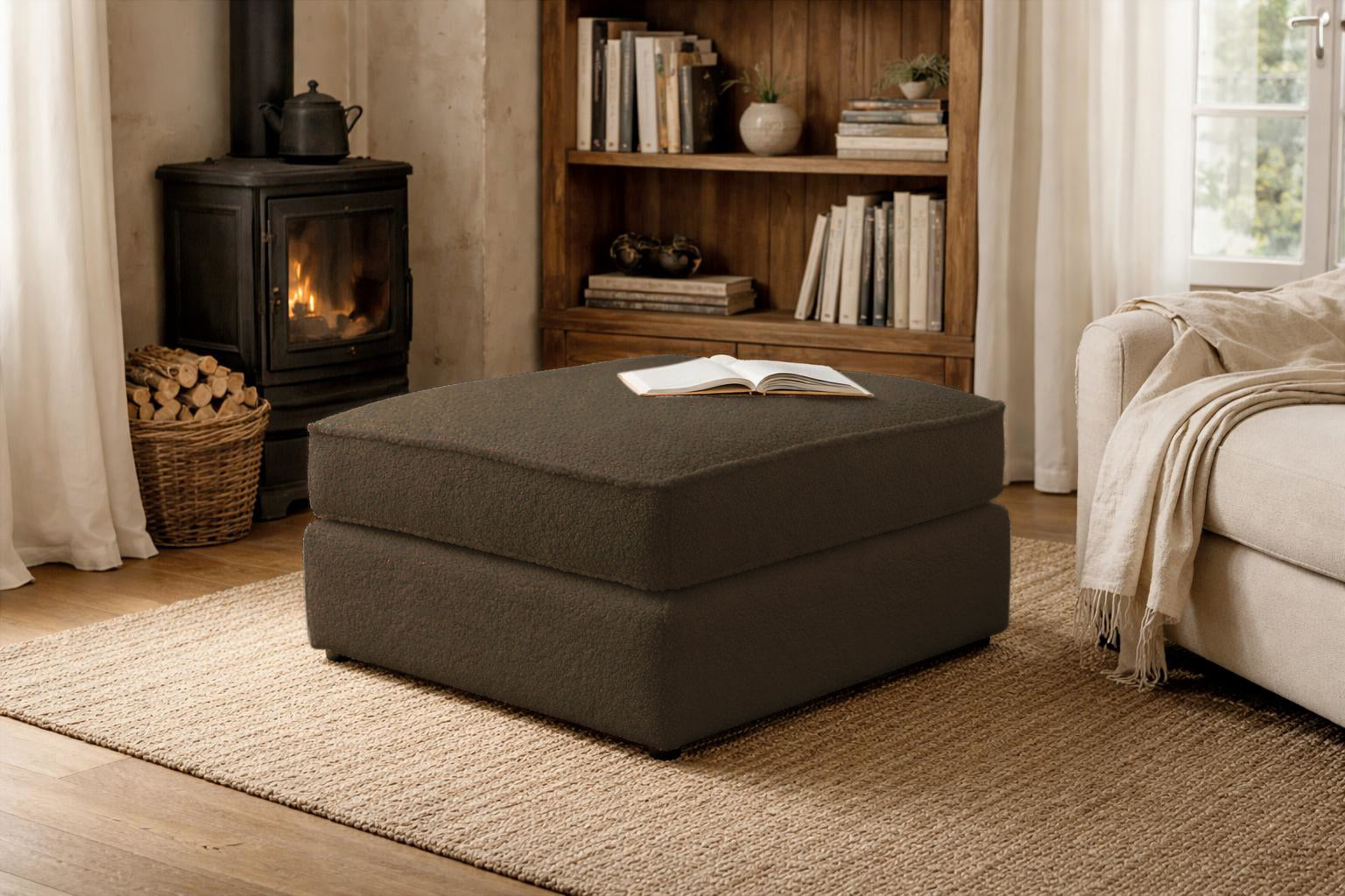 Pouf Durantin en tissu bouclette marron Paname Avenue, dans un décor inspire au quartier parisien