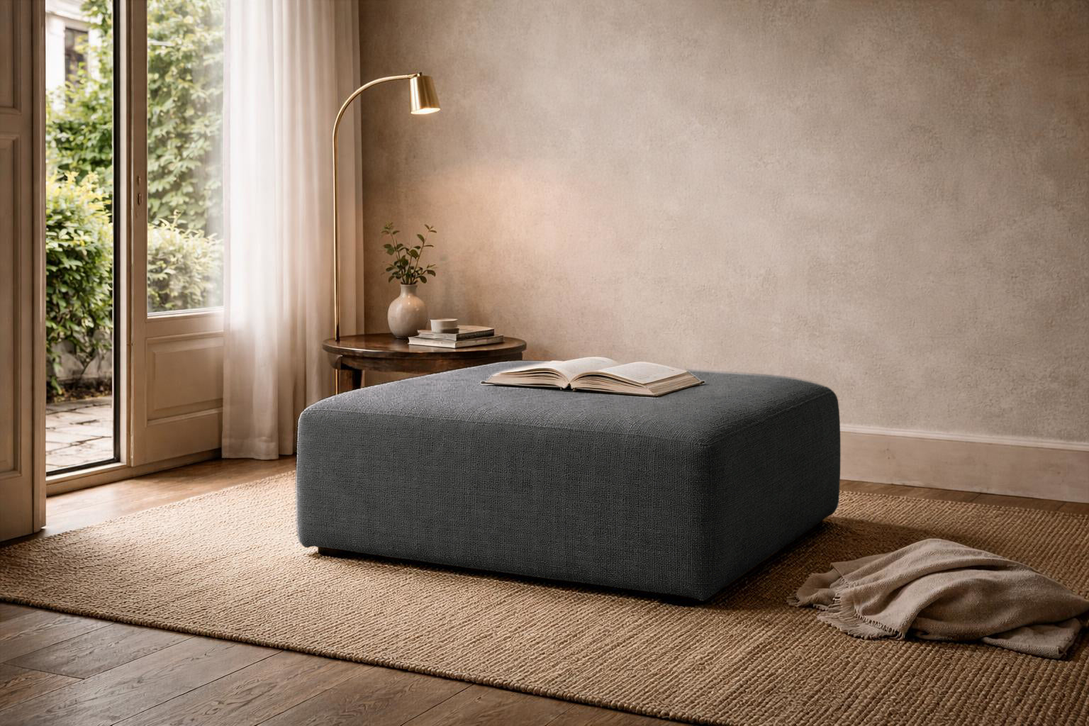 Pouf Ecouffes de Paname Avenue dans un intérieur parisien feutré et élégant