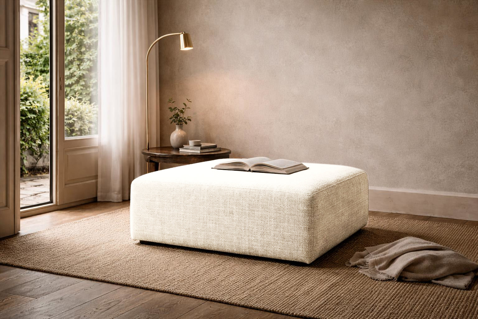 Pouf Ecouffes de Paname Avenue dans un intérieur parisien feutré et élégant