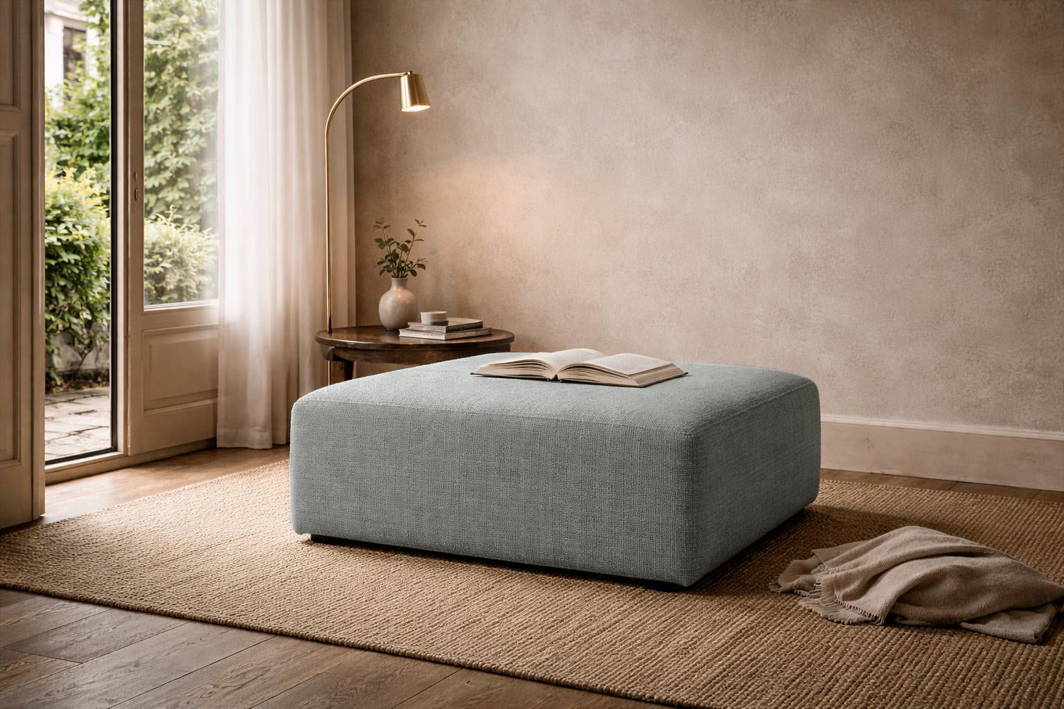 Pouf Ecouffes de Paname Avenue dans un intérieur parisien feutré et élégant