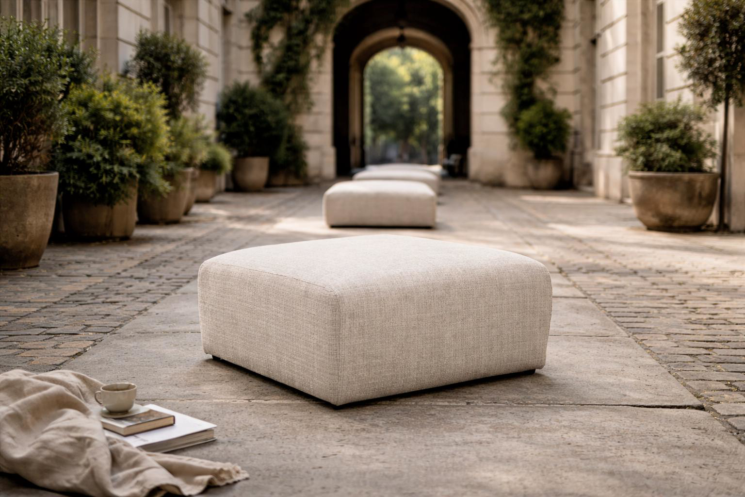 Pouf Ecouffes de la collection Marais par Paname Avenue, disposé dans un passage parisien historique au design architectural.