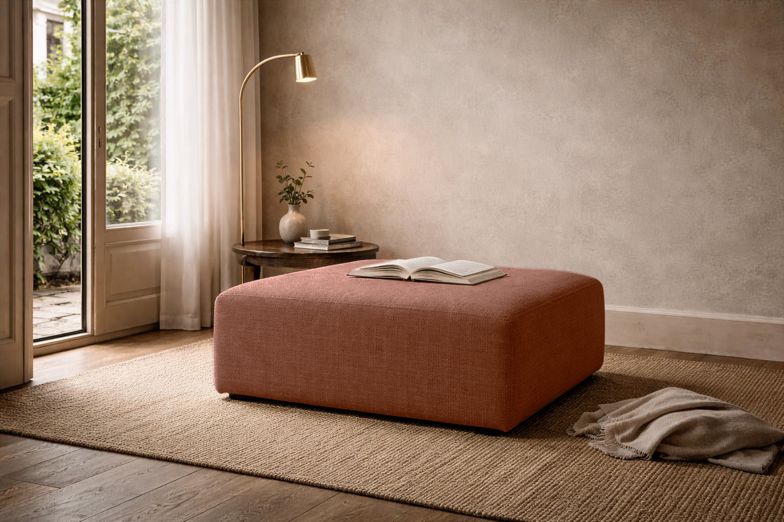 Pouf Ecouffes de Paname Avenue dans un intérieur parisien feutré et élégant