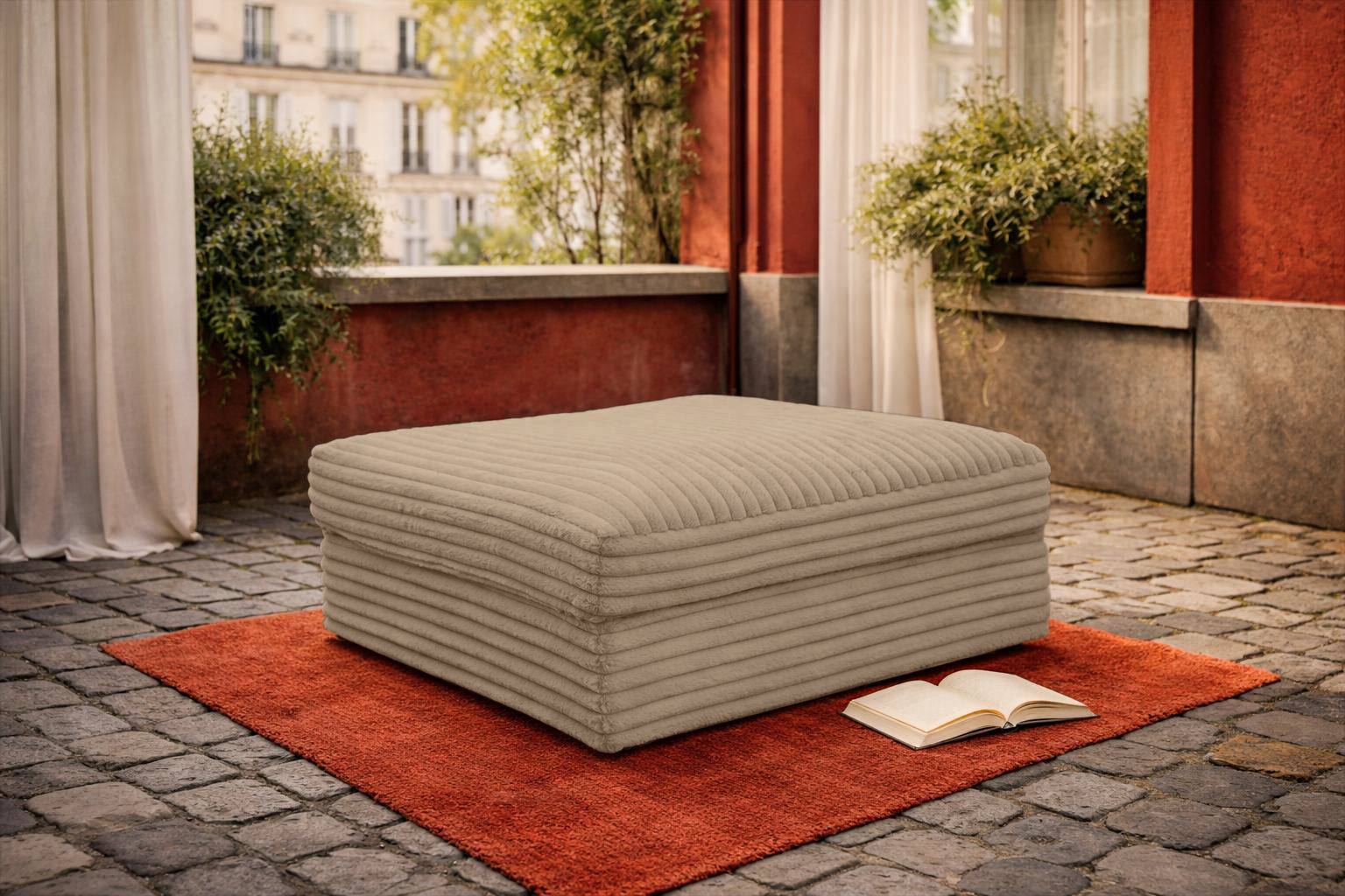 Pouf Norvins de Paname Avenue sur une terrasse couverte d'un intérieur parisien chic
