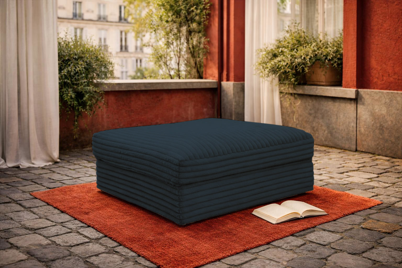 Pouf Norvins de Paname Avenue sur une terrasse couverte d'un intérieur parisien chic