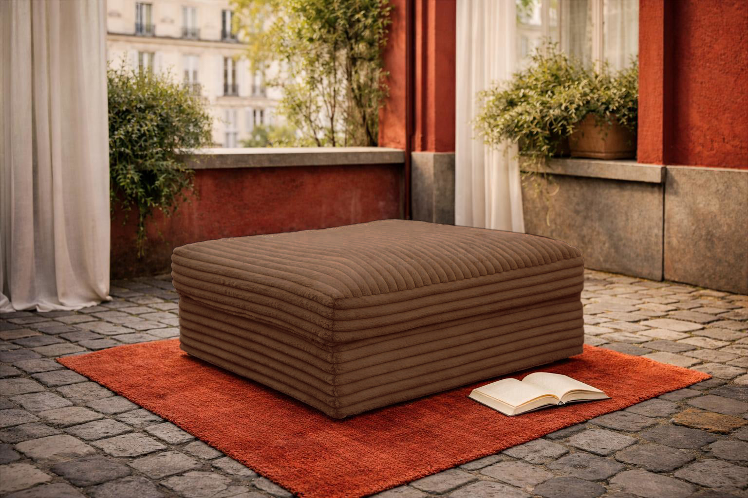 Pouf Norvins de Paname Avenue sur une terrasse couverte d'un intérieur parisien chic