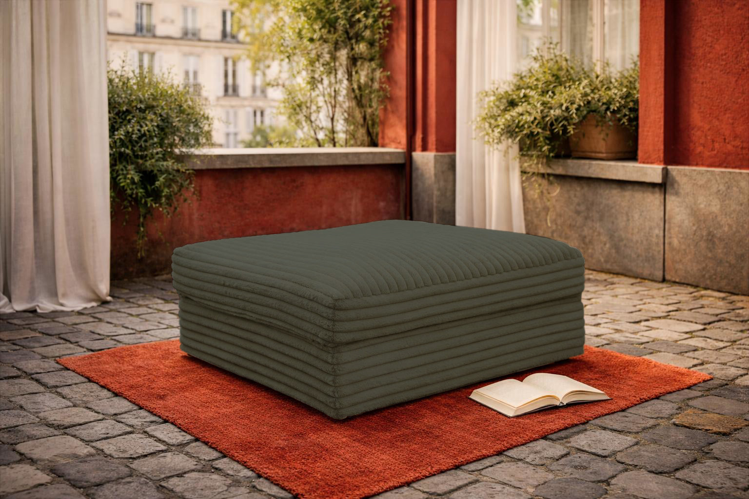 Pouf Norvins de Paname Avenue sur une terrasse couverte d'un intérieur parisien chic