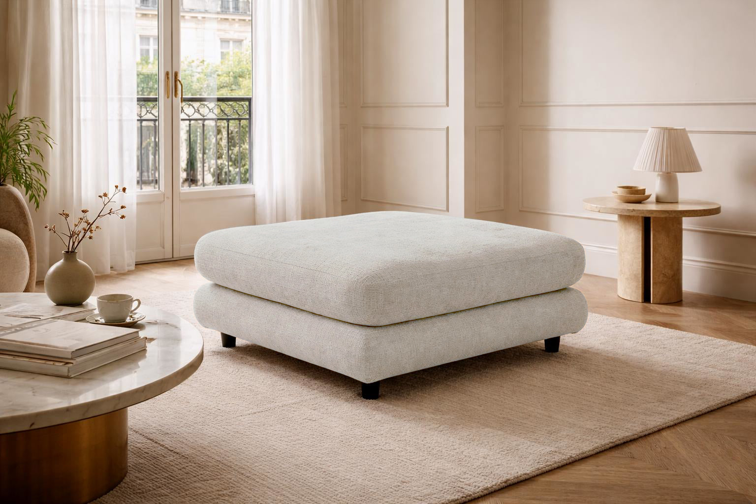 Pouf Popincourt en tissu chenille beige Paname Avenue, dans un décor inspire au quartier parisien