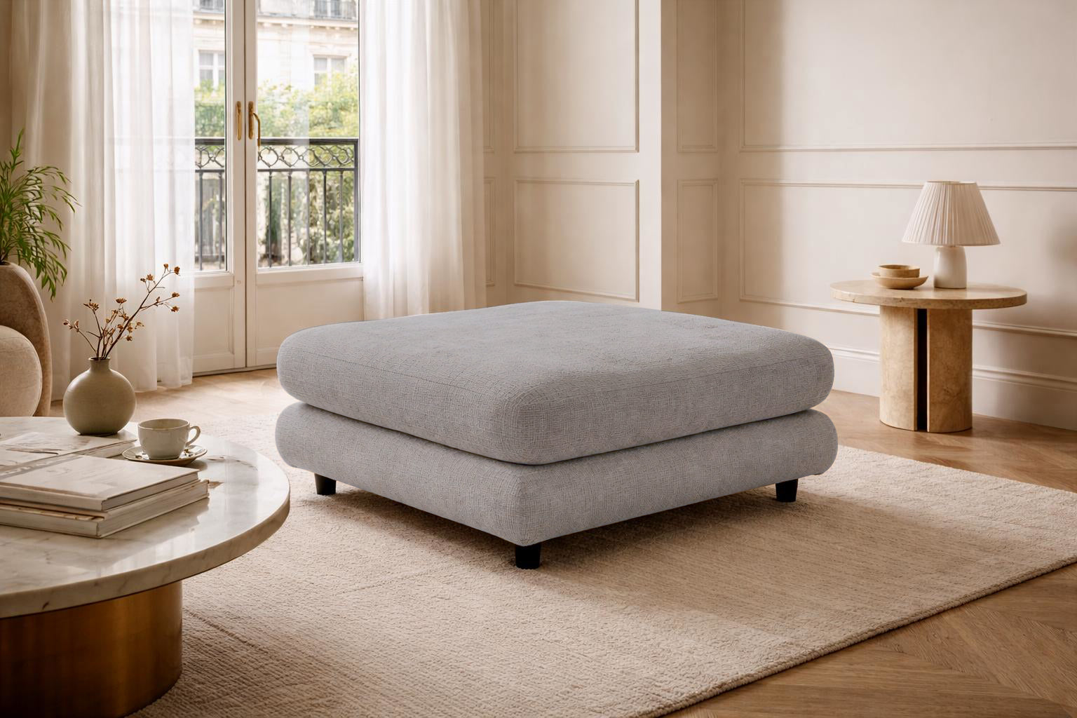 Pouf Popincourt en tissu chenille taupe Paname Avenue, dans un décor inspire au quartier parisien